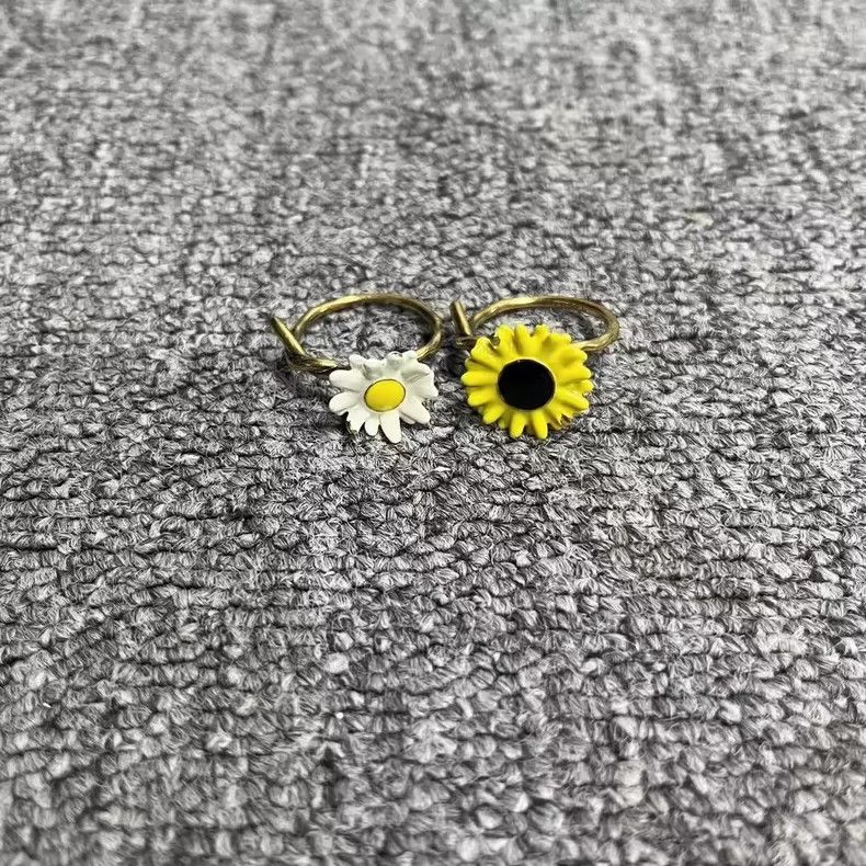 Louis Vuitton louis vuitton white yellow daisy ring set-dmc Size ONE SIZE - 1 Thumbnail