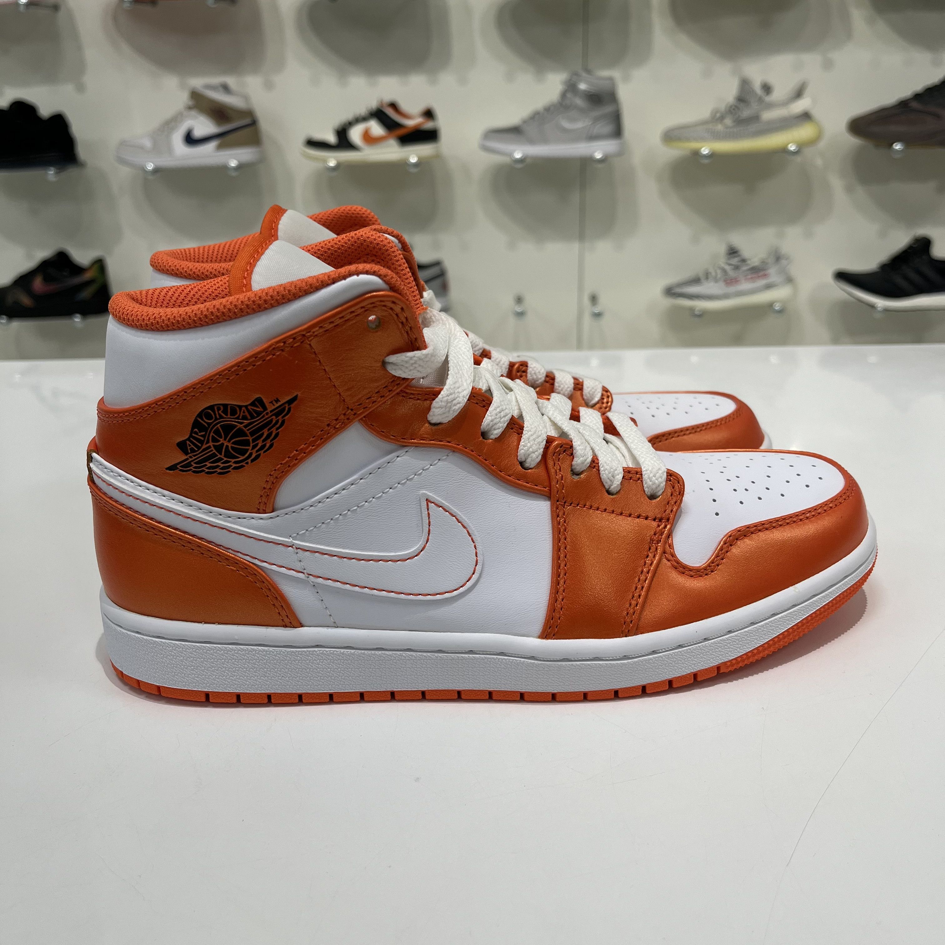 Nike Air Jordan 1 Mid metallic Orange Size US 8 / EU 41 - 4 Thumbnail