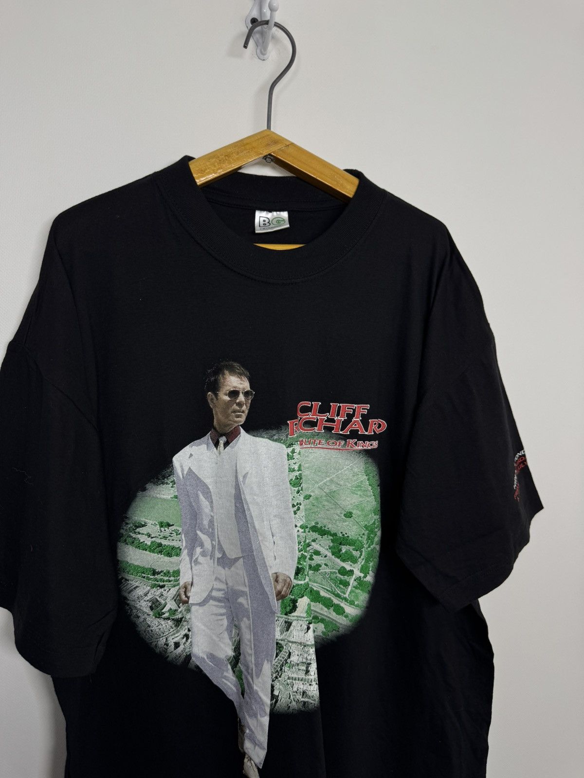 Vintage Vintage Richard Cliff rock band tour tee Size US XL / EU 56 / 4 - 1 Thumbnail