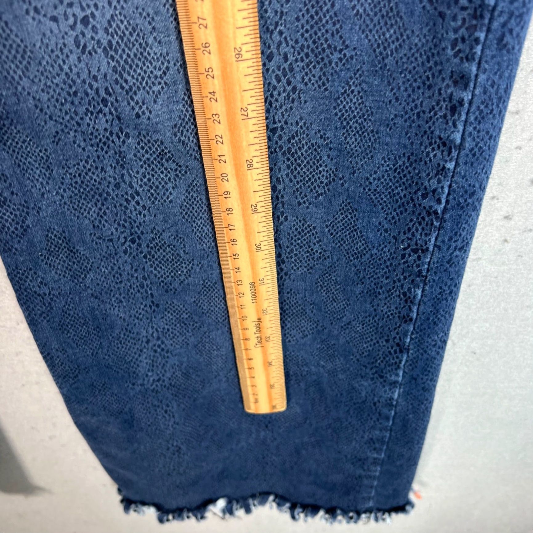 Vintage VINTAGE Cowgirl Tuff Womens Bootcut Jeans 31 Blue Snake Print Frayed Hem Stretch Size 24" / US 00 / IT 34 - 7 Thumbnail