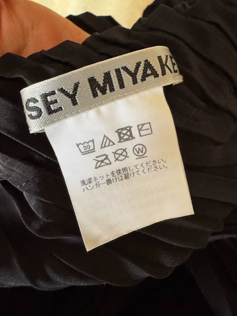 Issey Miyake Issey Miyake size:2 Black main line half skirt Size 31" - 2 Thumbnail