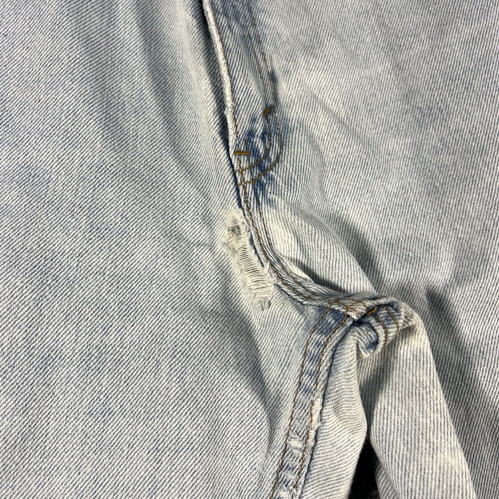 Levi's VINTAGE Levi's 550 Jeans 26x31 Light Wash Distressed 90s USA Mens Size US 26 / EU 42 - 6 Thumbnail