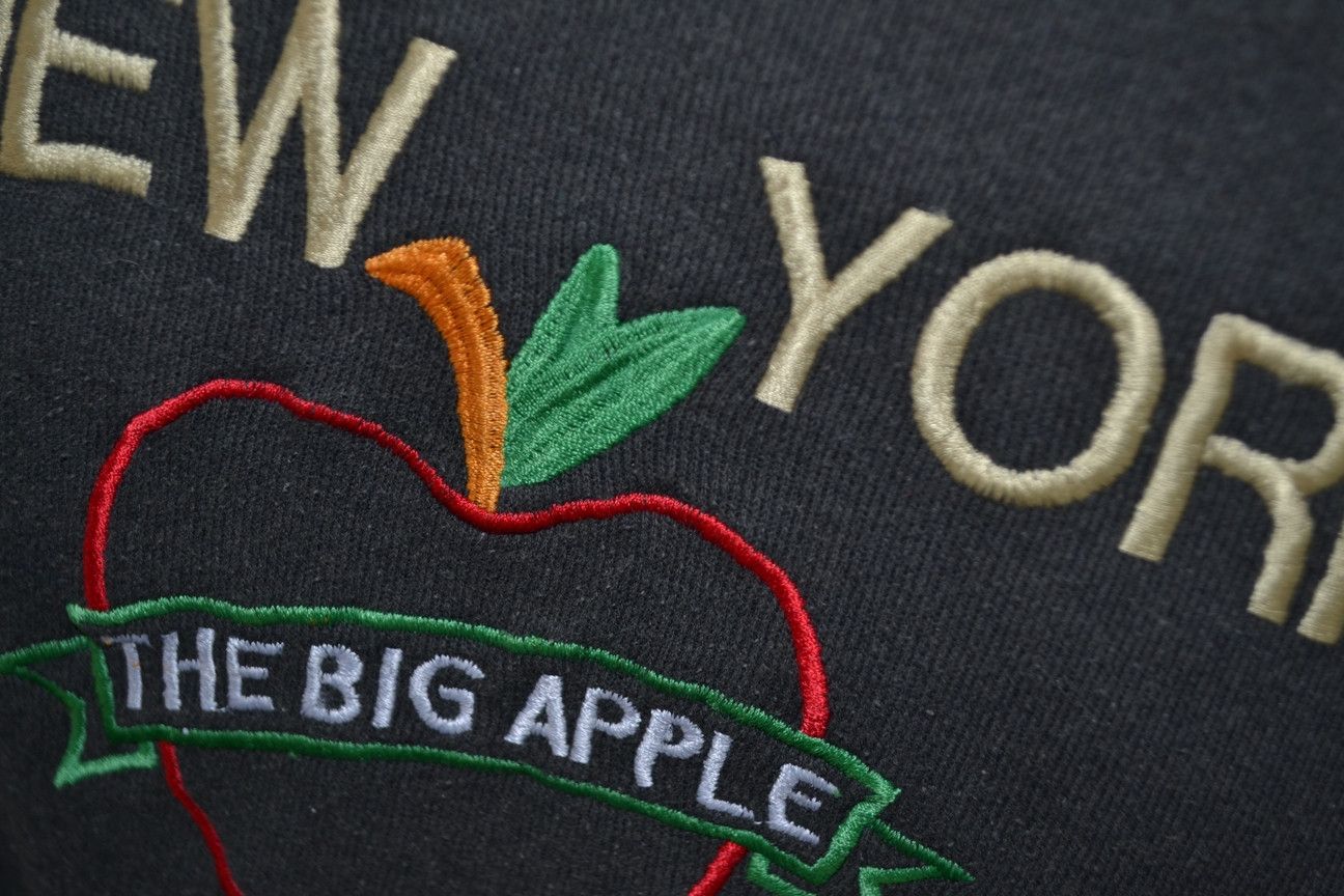 Fruit Of The Loom × Vintage Vintage 90s Big Apple New York Embroidered Sweatshirt XL Size US XL / EU 56 / 4 - 5 Thumbnail