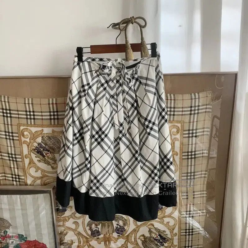 Burberry Burberry White Cotton Plaid Skirt. Size 24" / US 00 / IT 34 - 2 Thumbnail