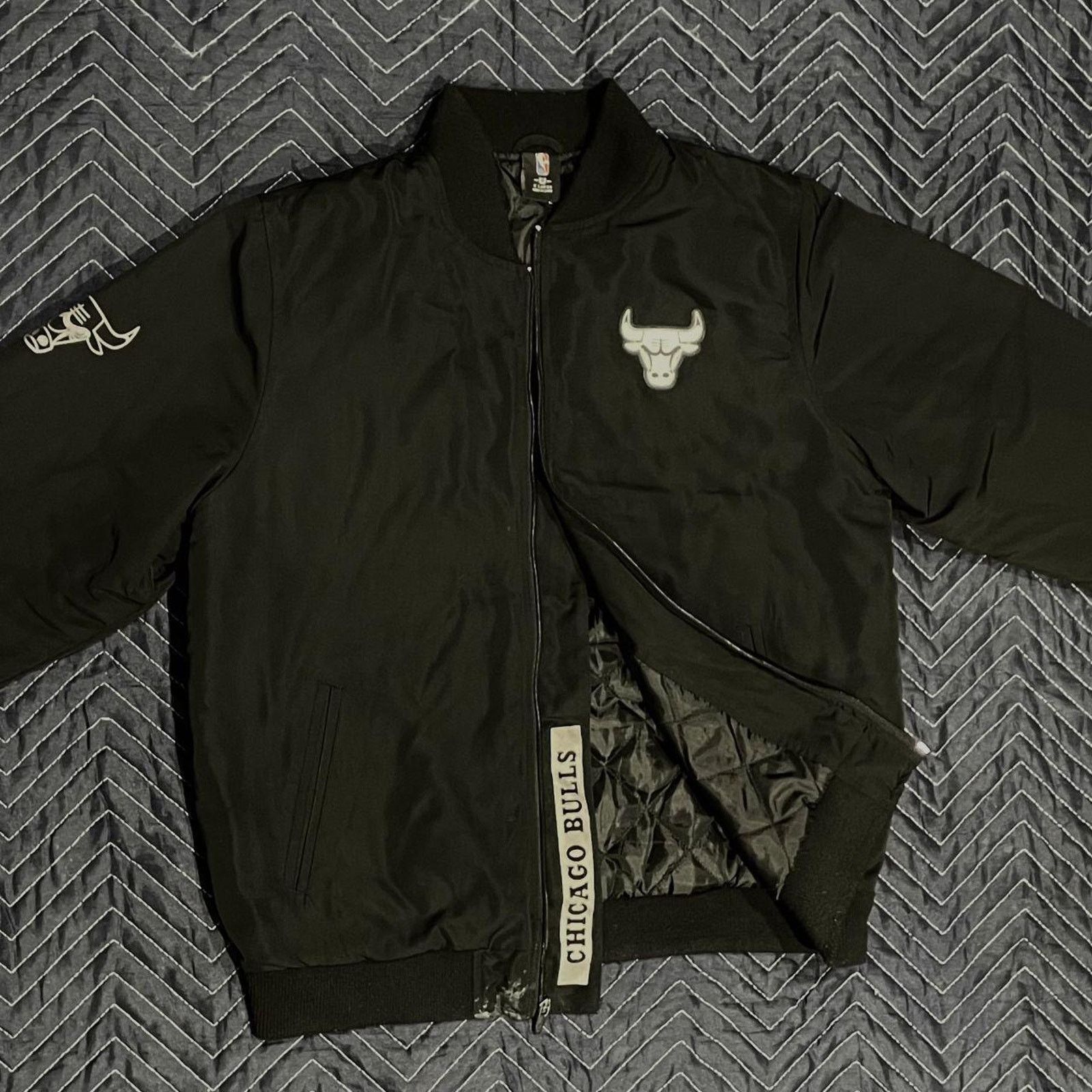 NBA Chicago Bulls NBA Starter Black Label Satin Bomber Jacket Size US XL / EU 56 / 4 - 4 Thumbnail