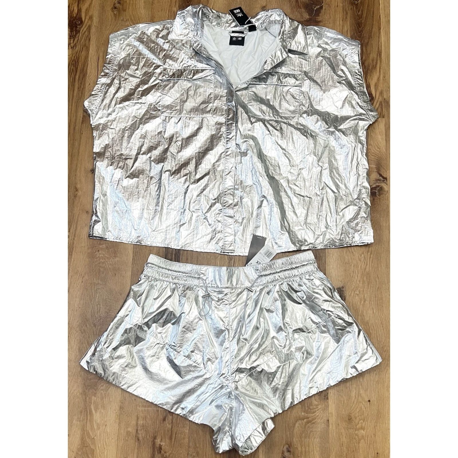 Adidas NWT Adidas Ivy Park Silver Metallic Sincher Shorts Shirt Set XXL Shirt Adult 2XL Silver Athletic Gym Running Womens Size XXL / US 16-18 / IT 52-54 - 3 Thumbnail