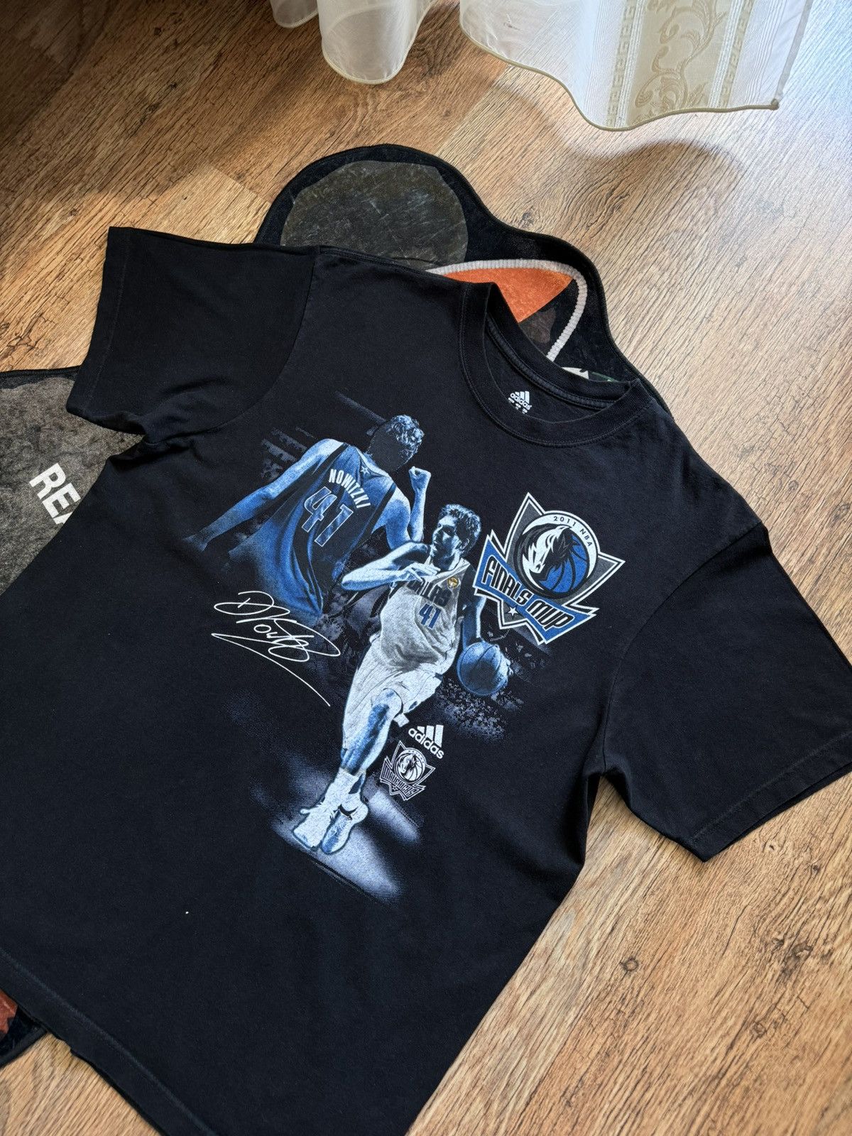 Adidas × NBA × Vintage Dirk Nowitzki NBA MVP Rare Dallas Mavericks T-shirt Size US XL / EU 56 / 4 - 2 Thumbnail