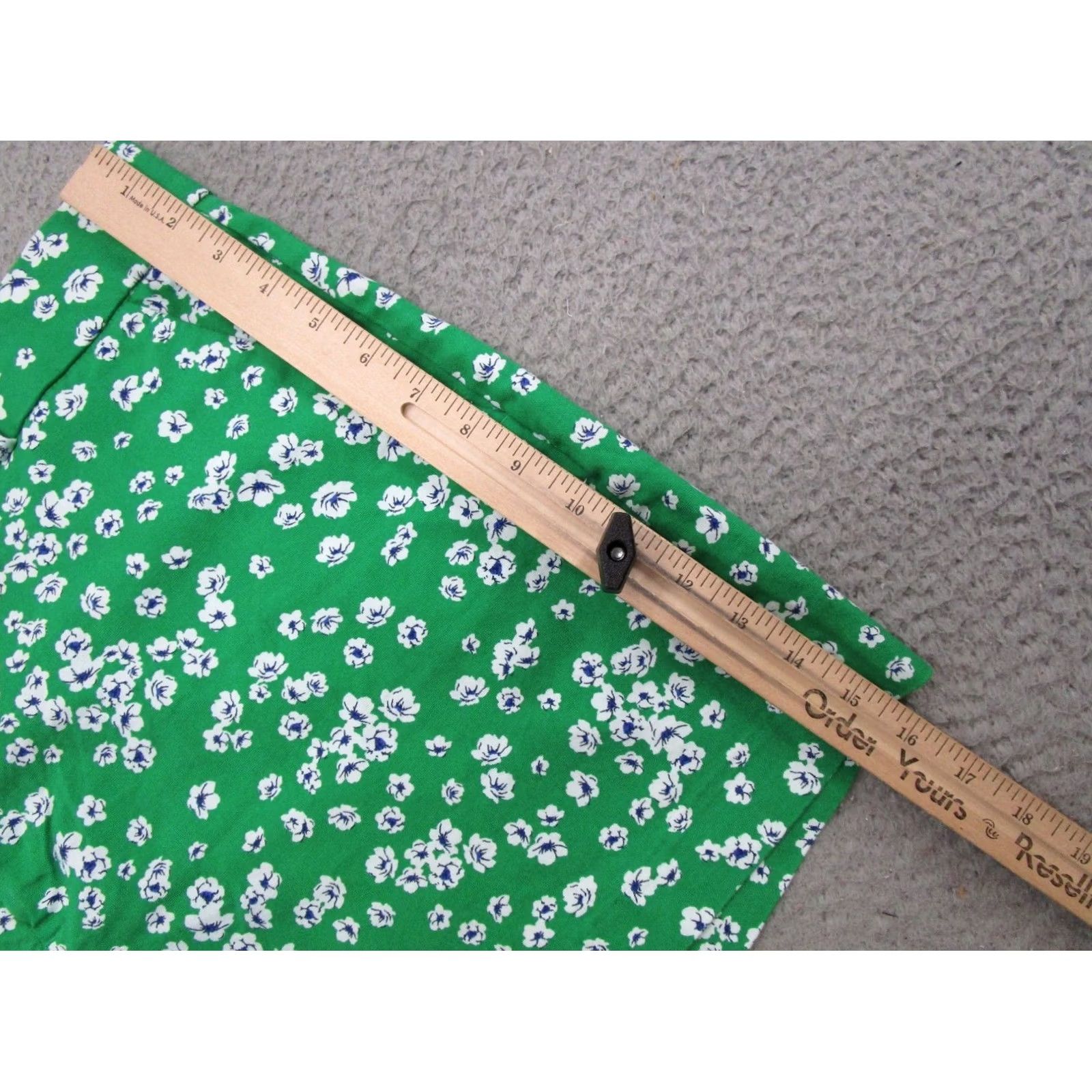 Banana Republic Banana Republic Floral Green Chino Shorts Women's Plus Size 18 Summer Cotton Blend Knit Stretch Front Flat Front Pocket Slash Vintage? No, not Vintage Size 40" / US 18 - 5 Thumbnail