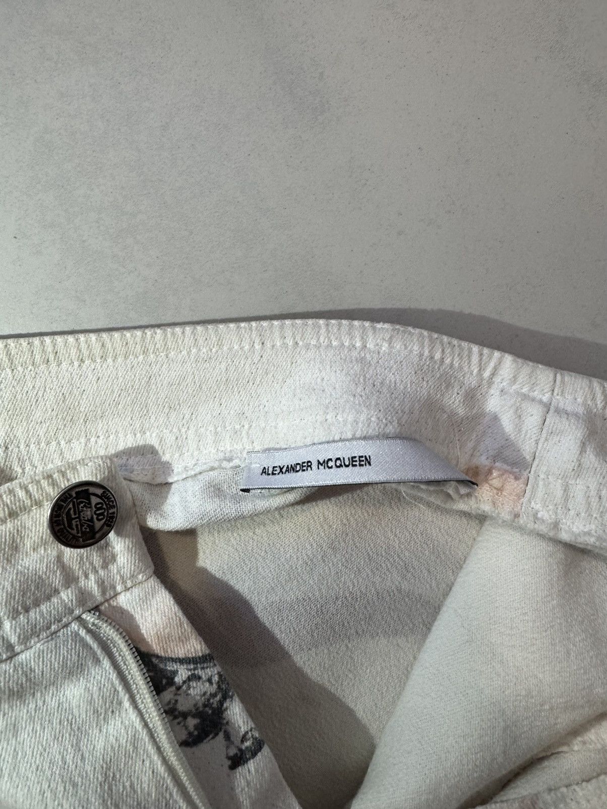 Alexander McQueen Alexander McQueen 90s Vintage Face Print Jeans Size 28" / US 6 / IT 42 - 9 Thumbnail