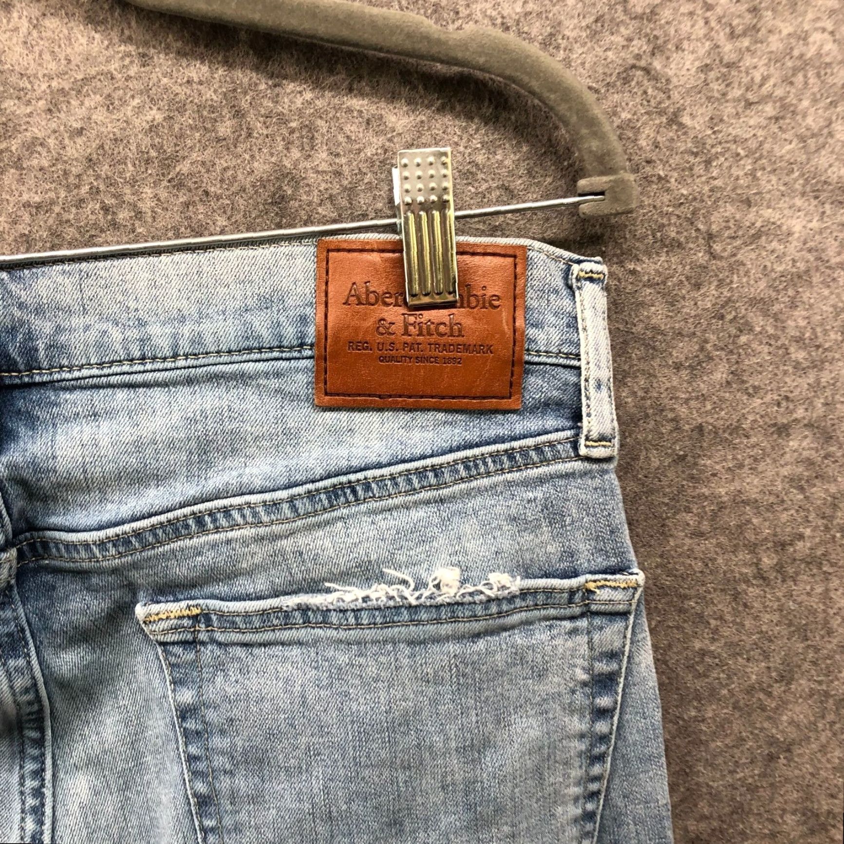 Abercrombie & Fitch Abercrombie & Fitch Super Skinny Jean Mens 33x32 Light Wash Distressed Denim 5-Pocket Stretch Skinny Jeans Mens 33 Chestnut Blue Distressed Size US 33 - 5 Thumbnail