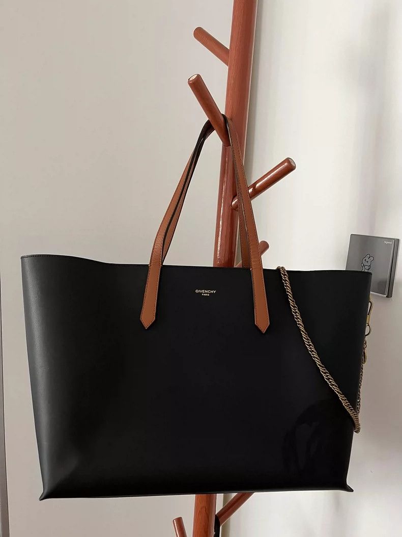 Givenchy Givenchy Black Fashionable Single-shoulder Large Bag Size ONE SIZE - 1 Thumbnail
