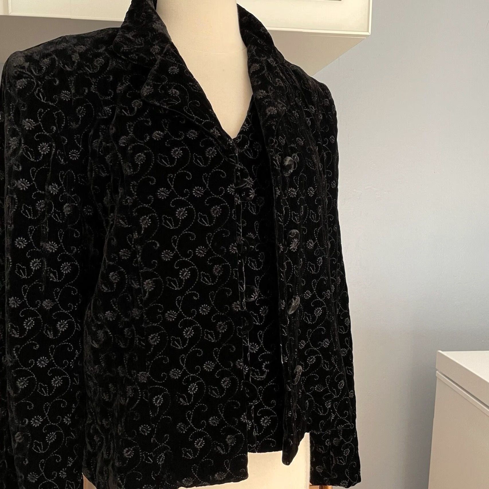 Laura Ashley VINTAGE Laura Ashley 3pc Embroidered Black Velvet Jacket Vest Skirt Suit Womens M Size 32" / US 10 / IT 46 - 2 Thumbnail