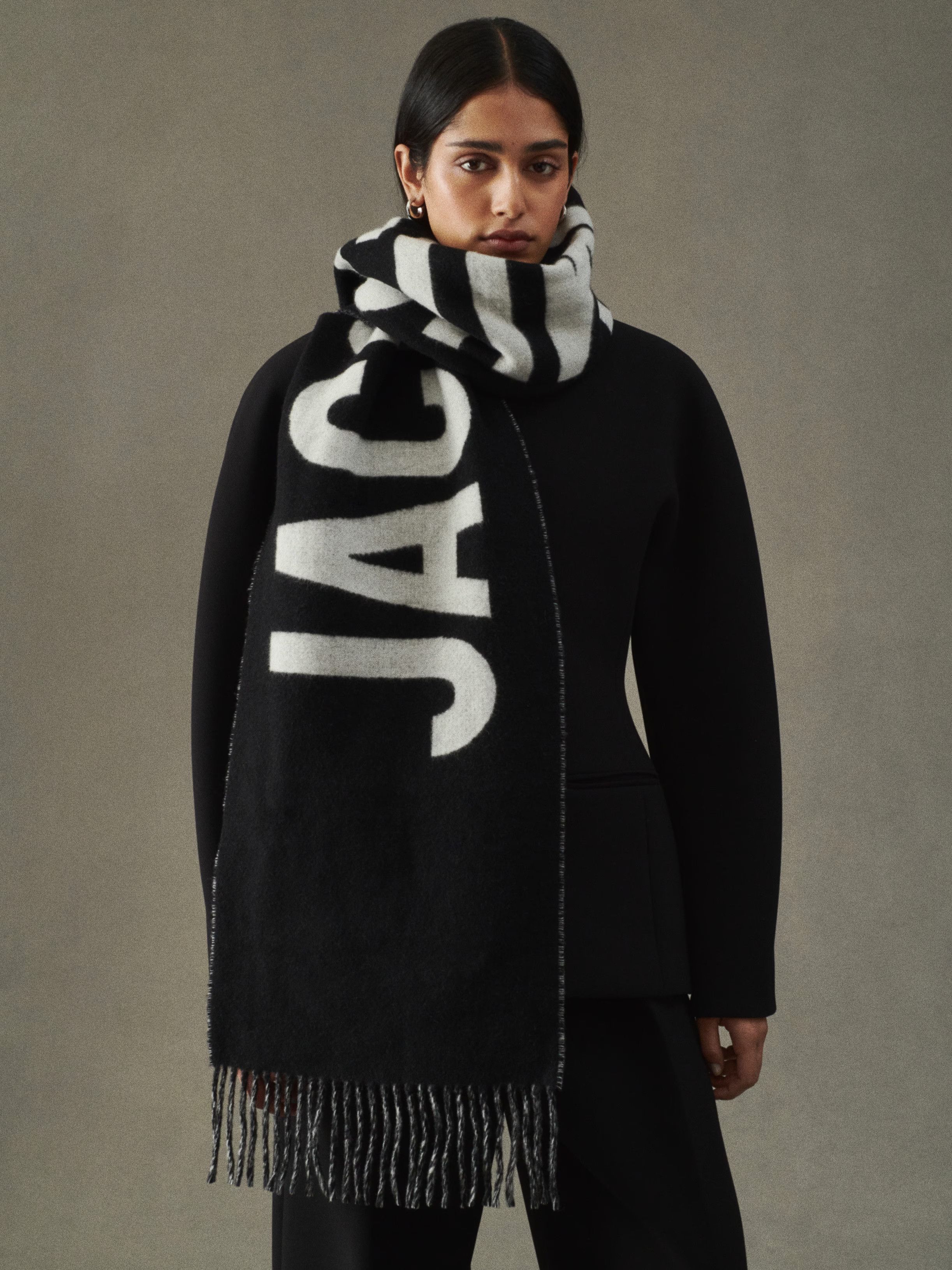 Jacquemus Contrast Iconic Logo Felted Wool Black Scarf FW25 Le Palmier Size ONE SIZE - 9 Thumbnail