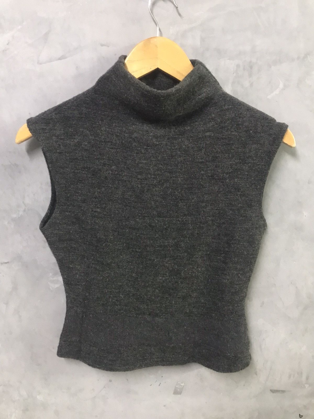 Fendi Fendi - Sleeveless Turtleneck Crop Top Size S / US 4 / IT 40 - 1 Thumbnail