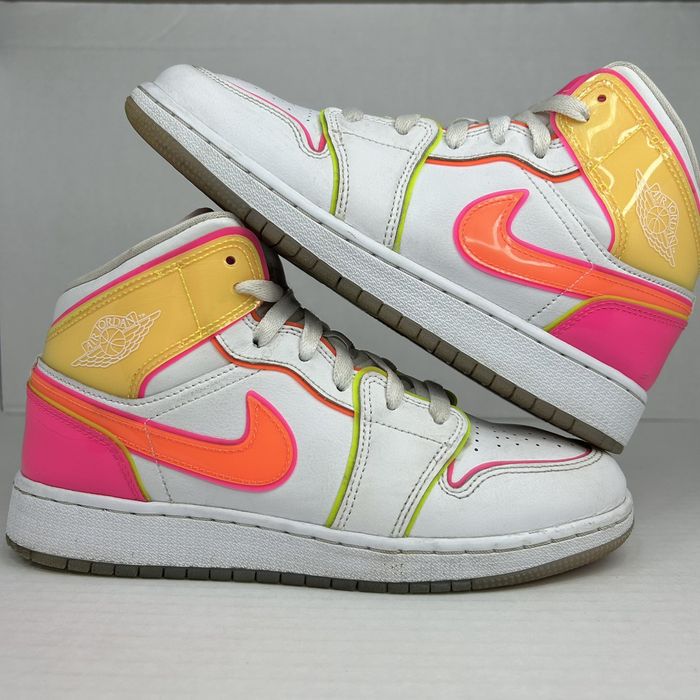 nike jordan 1 mid edge glow