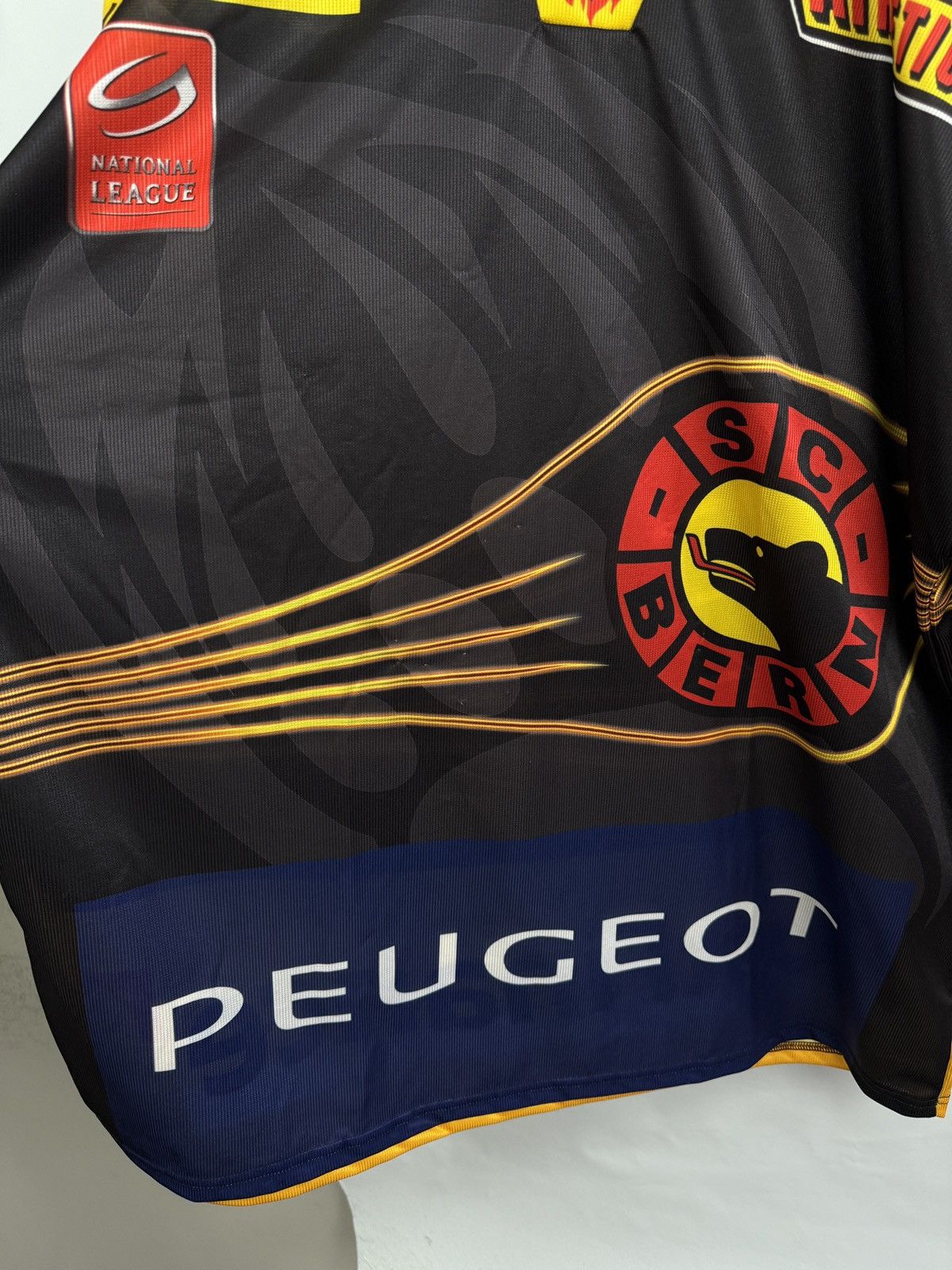 NHL 🇨🇭 2011 SC Bern Switzerland Hockey Jersey Team Signed Peugeot Size US XL / EU 56 / 4 - 4 Thumbnail