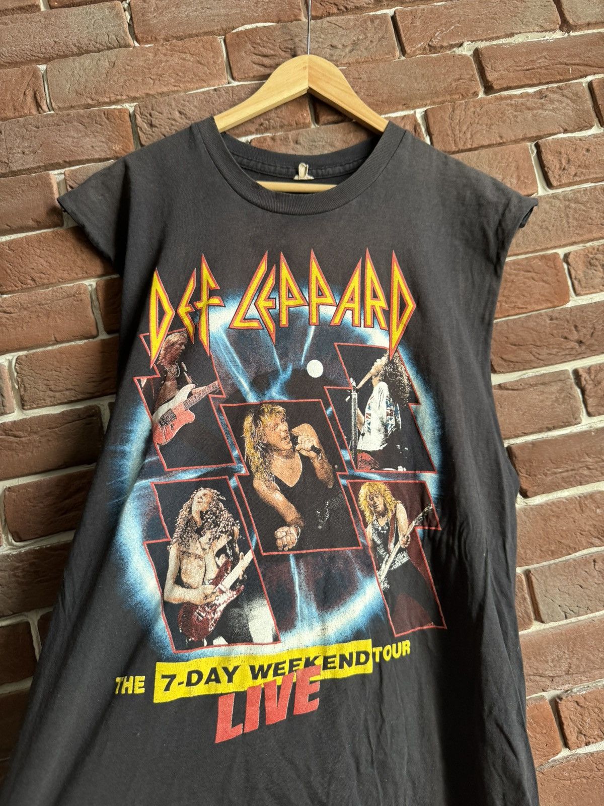 Band Tees Vintage Def Leppard 1993 Tour Rock Metal Band Tshirt op: Size US L / EU 52-54 / 3 - 10 Thumbnail
