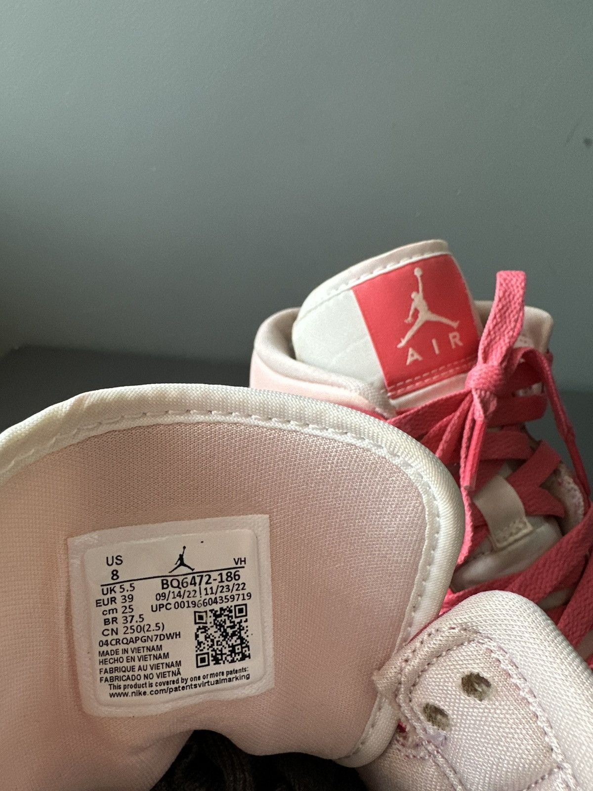 Jordan Brand Nike Jordan 1 Mid Strawberries And Cream Size 39 Size US 9 / IT 39 - 6 Thumbnail