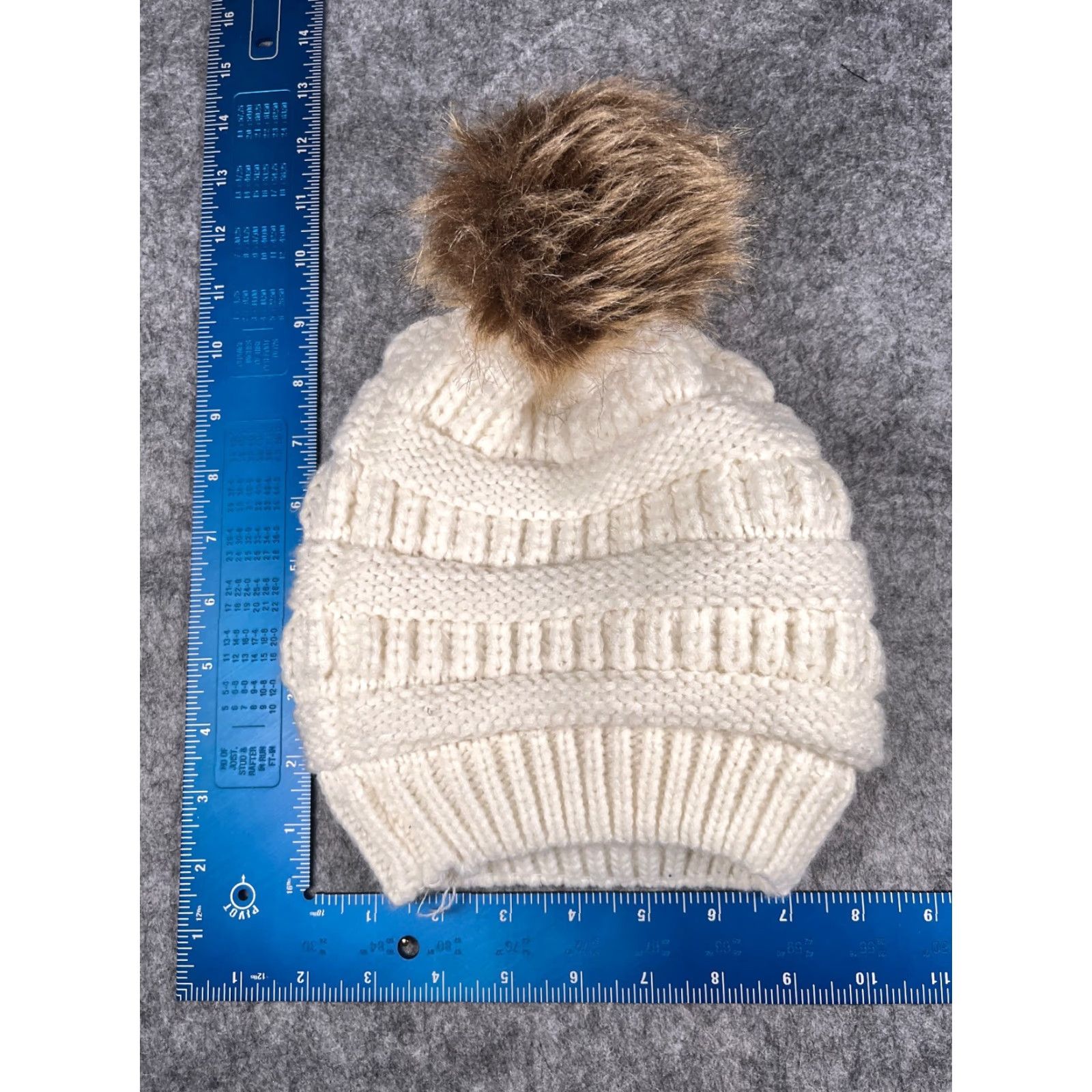 Vintage Gertex Women’s White Striped Knit Beanie Toque One Size Acrylic Faux Fur Pom Outdoor Size ONE SIZE - 4 Thumbnail