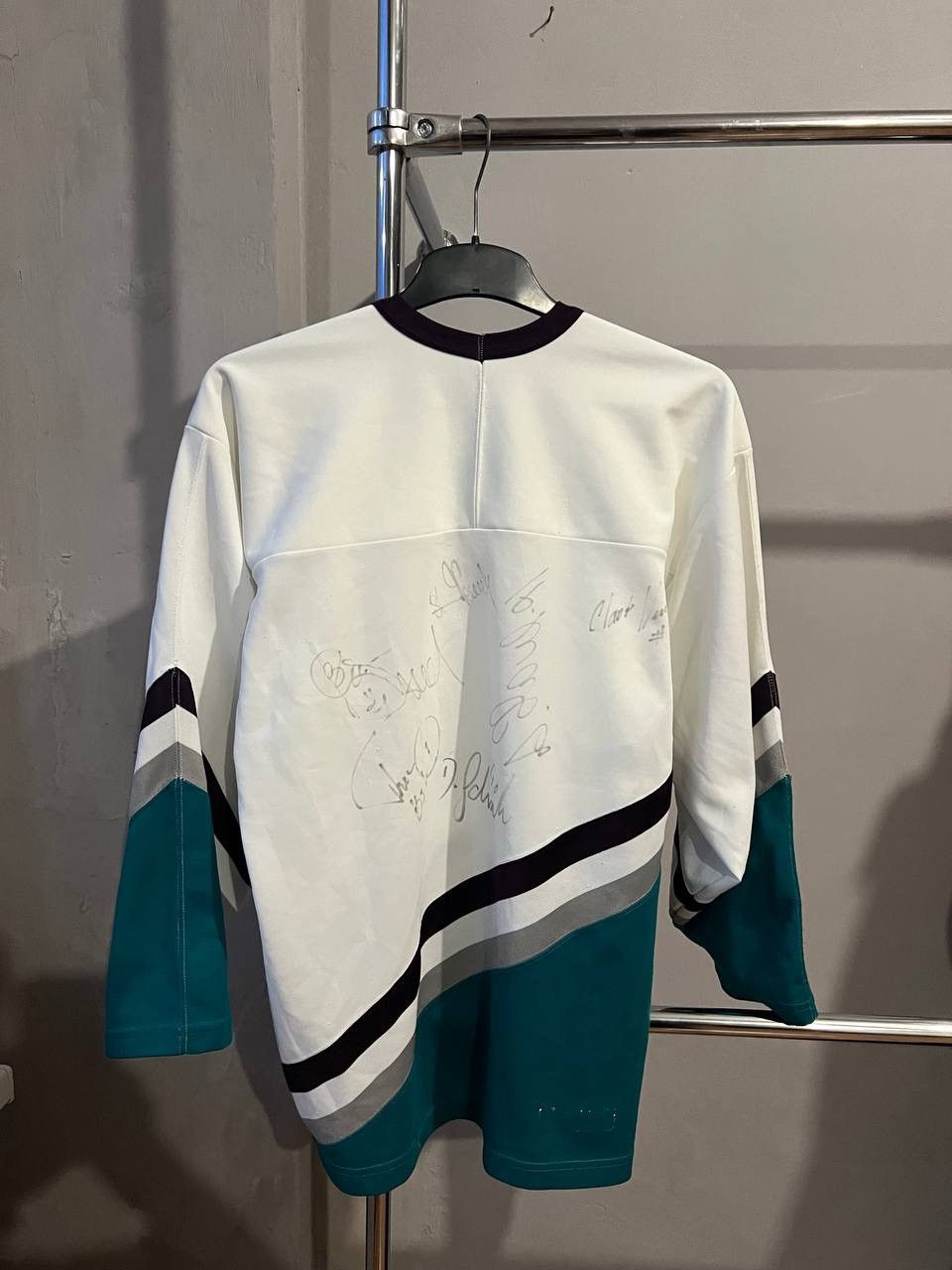 NHL 1993 ANAHEIM MIGHTY DUCKS SIGNED AUTOGRAPHED JERSEY CCM SZ l Size US L / EU 52-54 / 3 - 4 Thumbnail