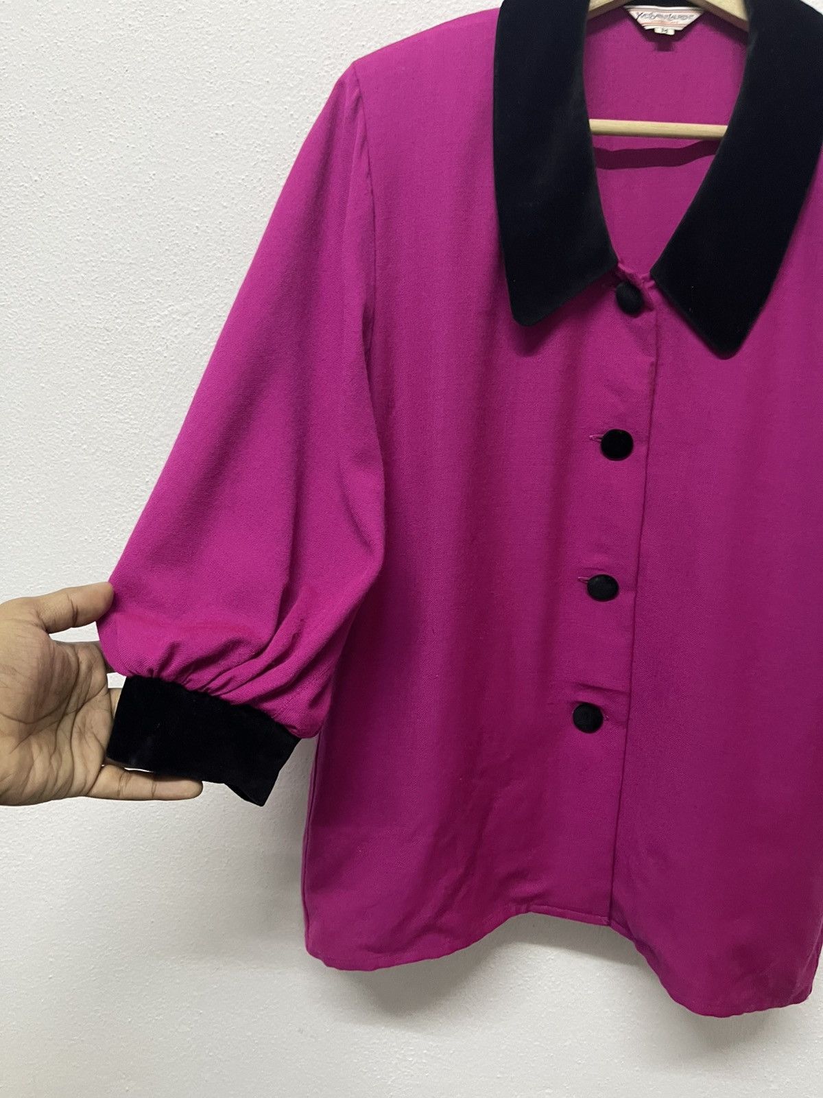 Yves Saint Laurent 1990s YVES SAINT LAURENT MAGENTA BLOUSE VELVET COLLAR RARE Size M / US 6-8 / IT 42-44 - 3 Thumbnail