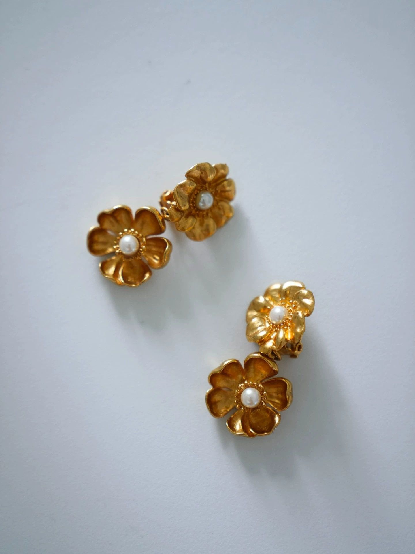 Kenzo Kenzo Vintage Floral Pearl Ear Clips Size ONE SIZE - 1 Thumbnail