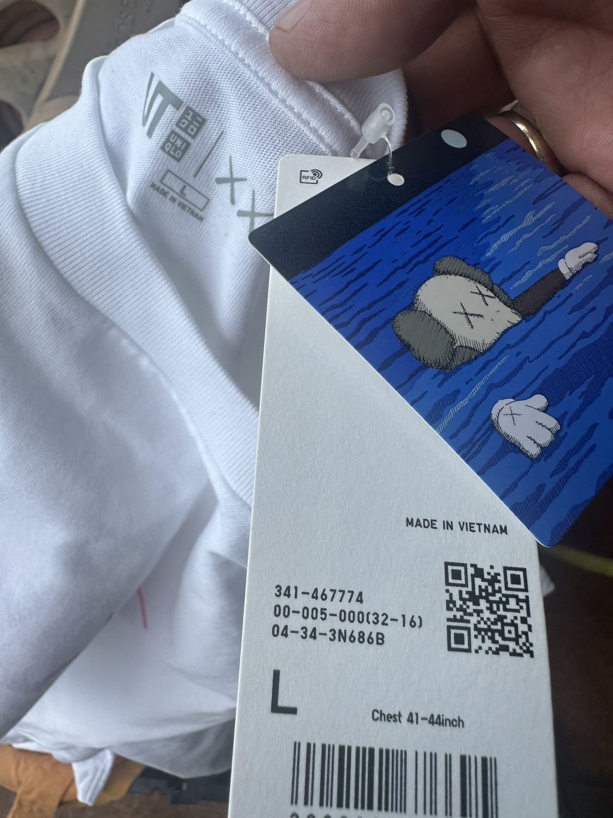 Kaws × Uniqlo New Kaws X Uniqlo UT Graphic T-Shirt White/Pink Men's L Size US L / EU 52-54 / 3 - 4 Thumbnail