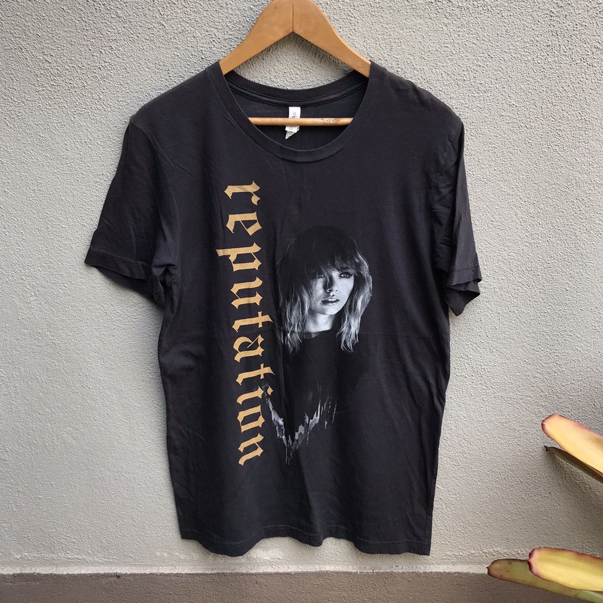 Band Tees TAYLOR SWIFT pop singer tee tour y2k Size US M / EU 48-50 / 2 - 1 Thumbnail