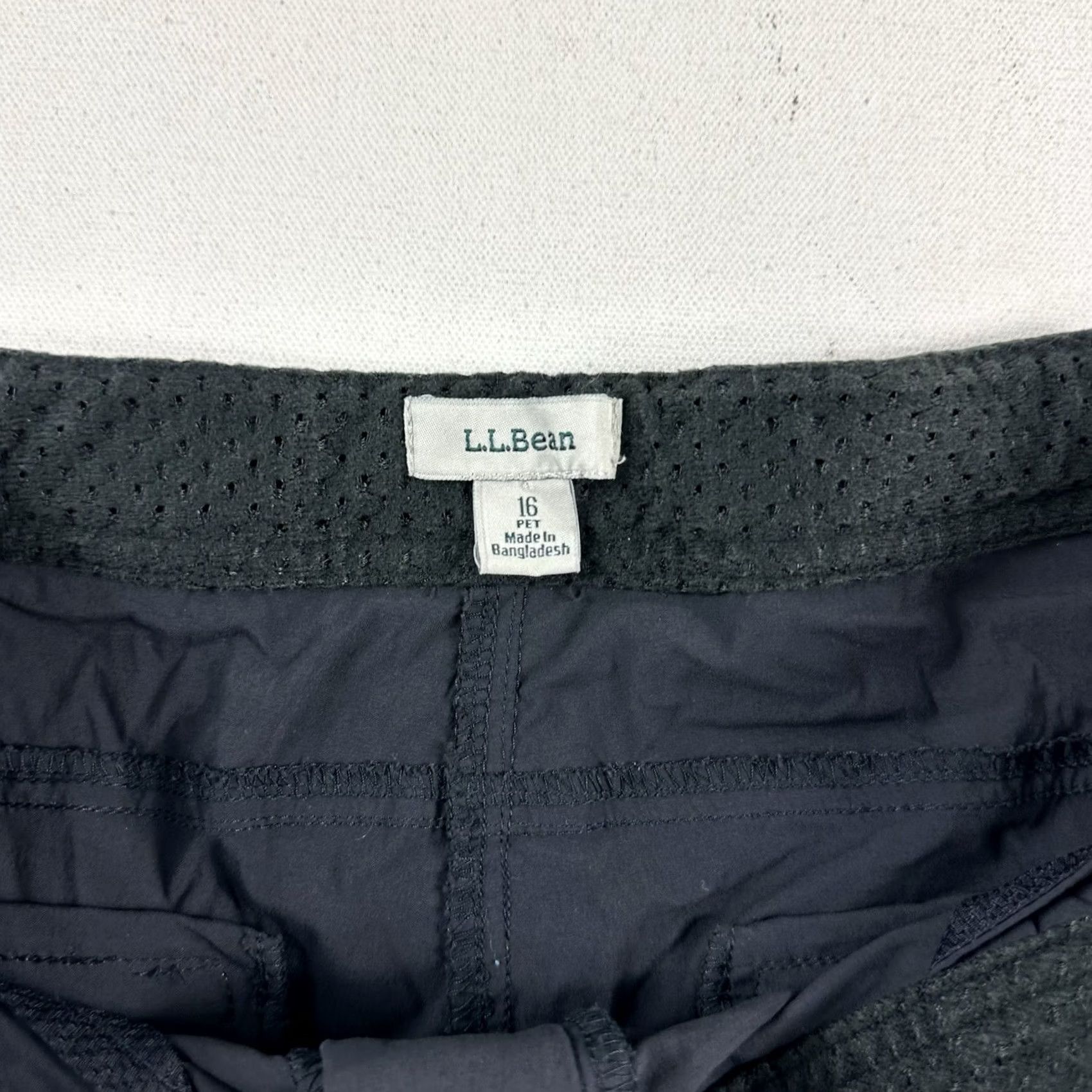 Vintage LL Bean Cargo Pants Womens Petite P16 Black Cropped Trail Hiking Outdoor 300440 Size 38" / US 16 / IT 52 - 6 Thumbnail