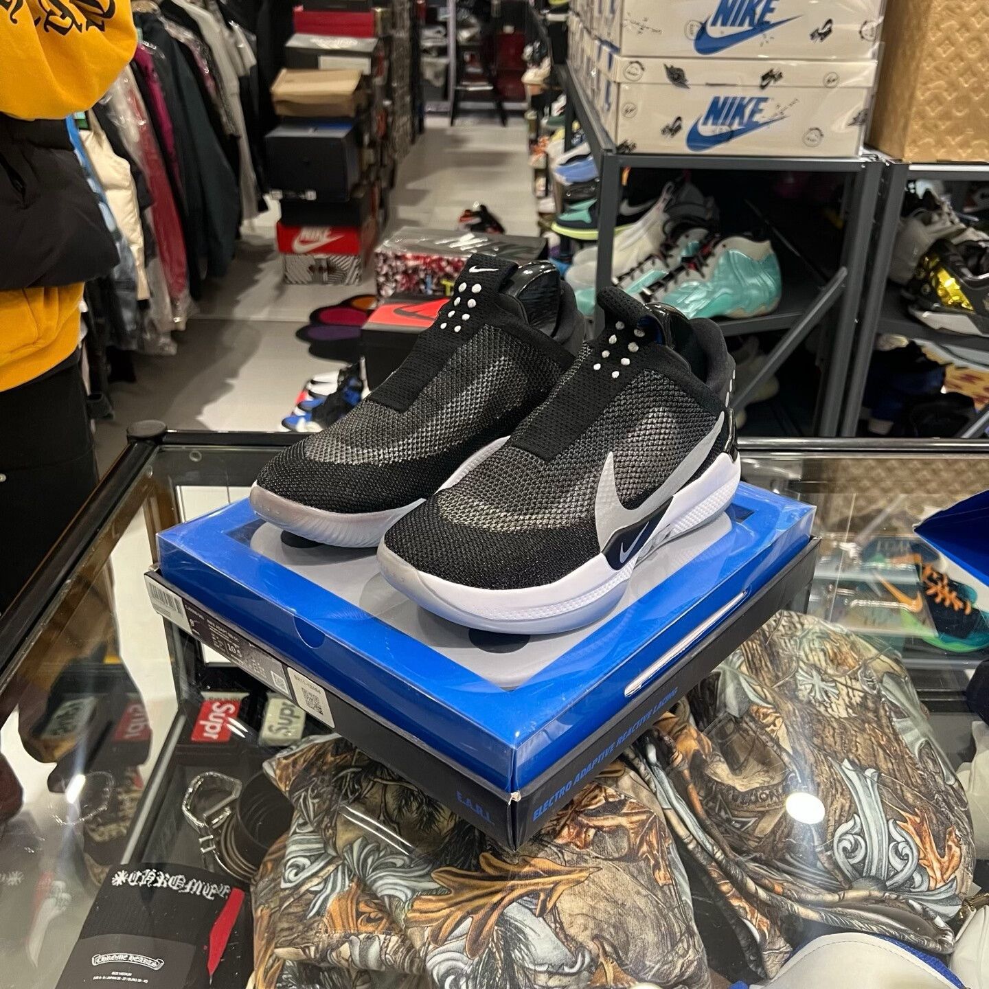 Nike Nike Black Lowtop Sneakers 9.5 Men Size US 9.5 / EU 42-43 - 1 Thumbnail