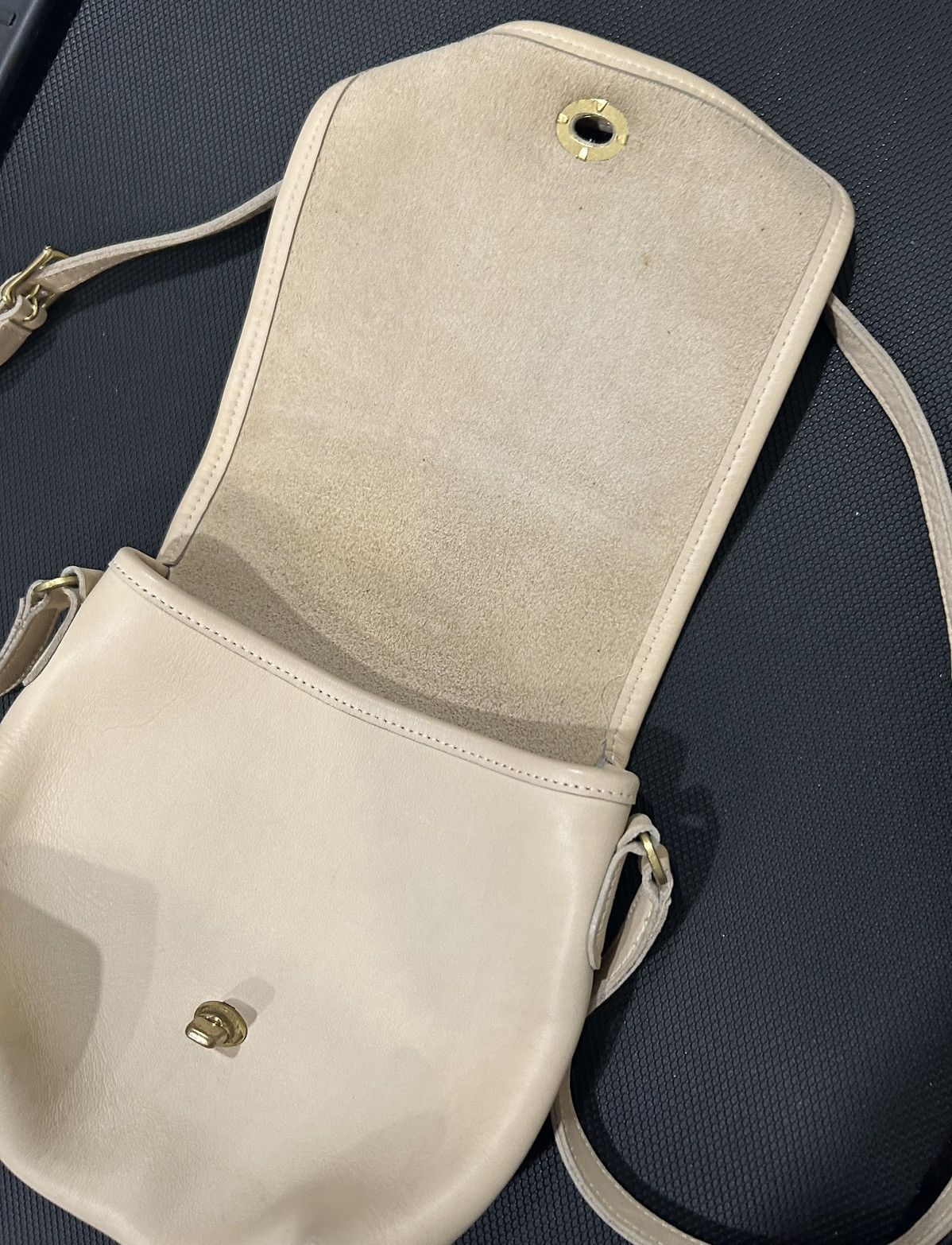 Coach Vtg coach leather lock bag cream rare y2k style ysl louis Size ONE SIZE - 3 Thumbnail