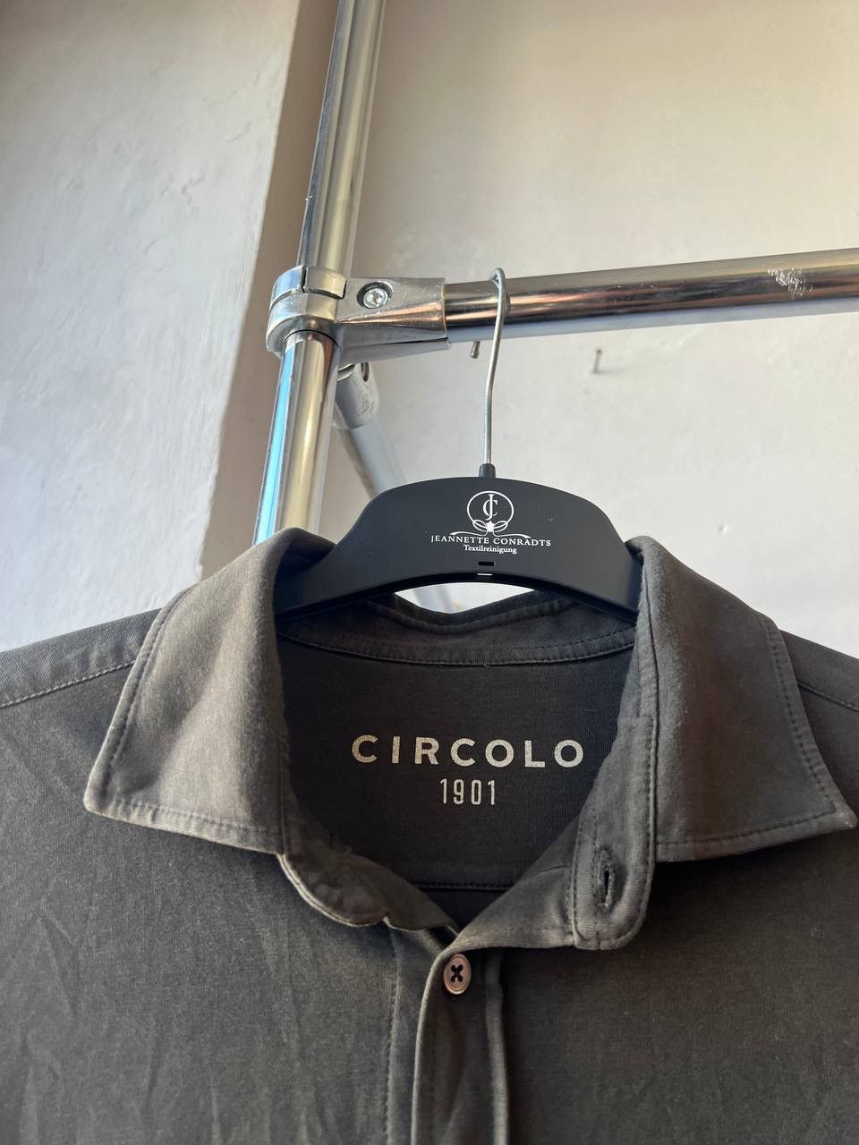 Circolo 1901 CIRCOLO 1901 MENS CLASSIC SOLID COTTON BLEND BUTTON SHIRT XL Size US XL / EU 56 / 4 - 4 Thumbnail
