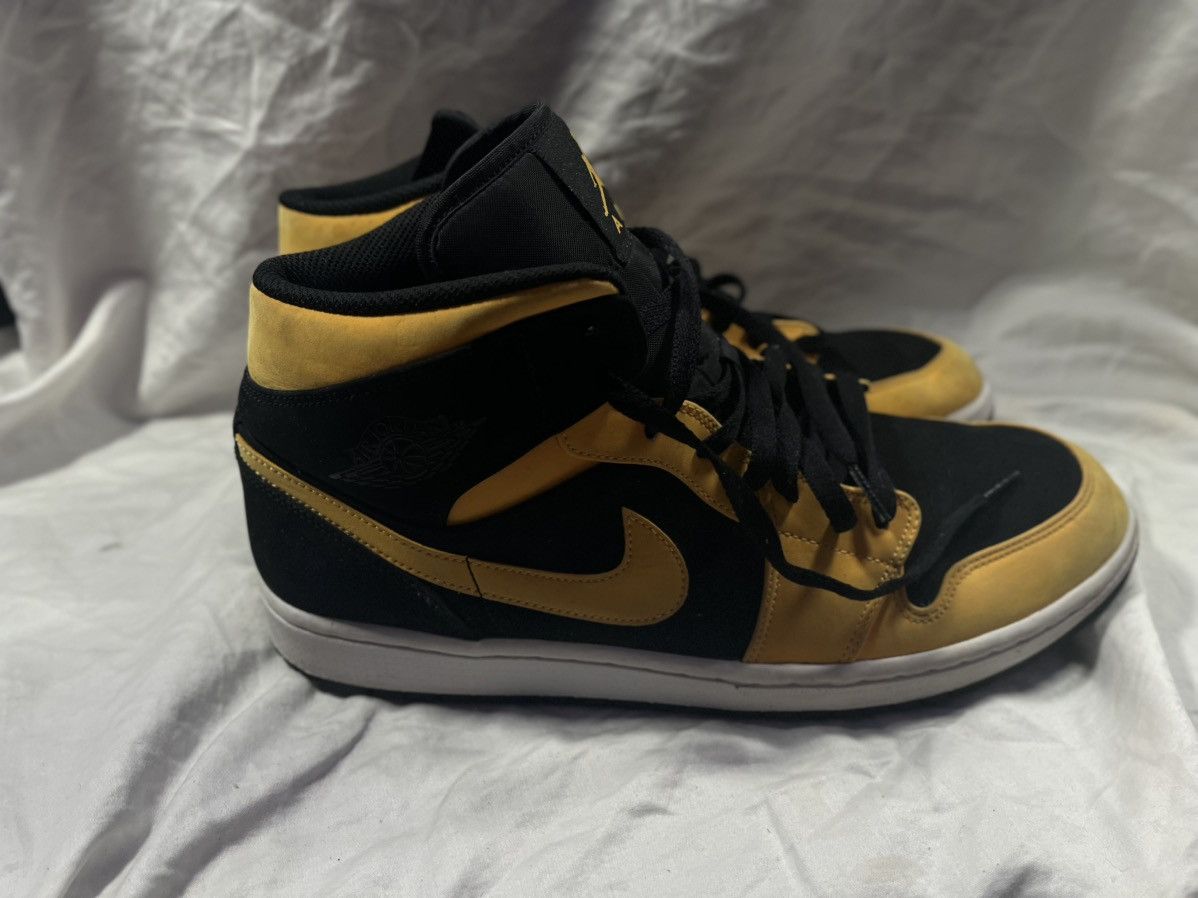 Jordan Brand Air Jordan 1 Retro Mid ‘Reverse New Love’ Men’s 13 Size US 13 / EU 46 - 3 Thumbnail