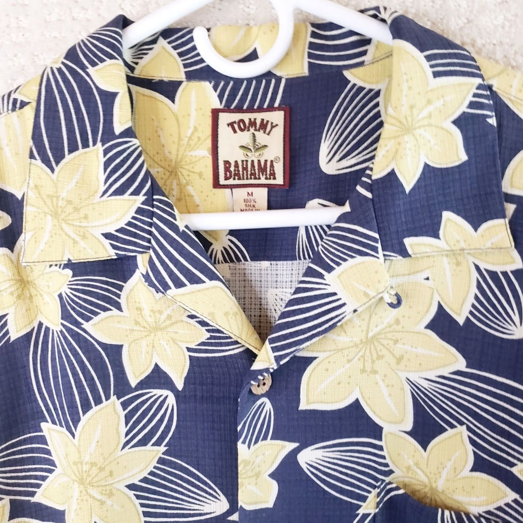 Tommy Bahama VINTAGE Tommy Bahama Shirt Men L Navy Blue Yellow Floral Silk Relaxed Button Up S. S. Size US L / EU 52-54 / 3 - 4 Thumbnail