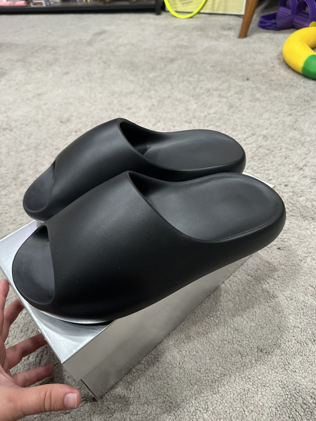 Yeezy YS-02 slides Size US 9 / EU 42 - 1 Thumbnail