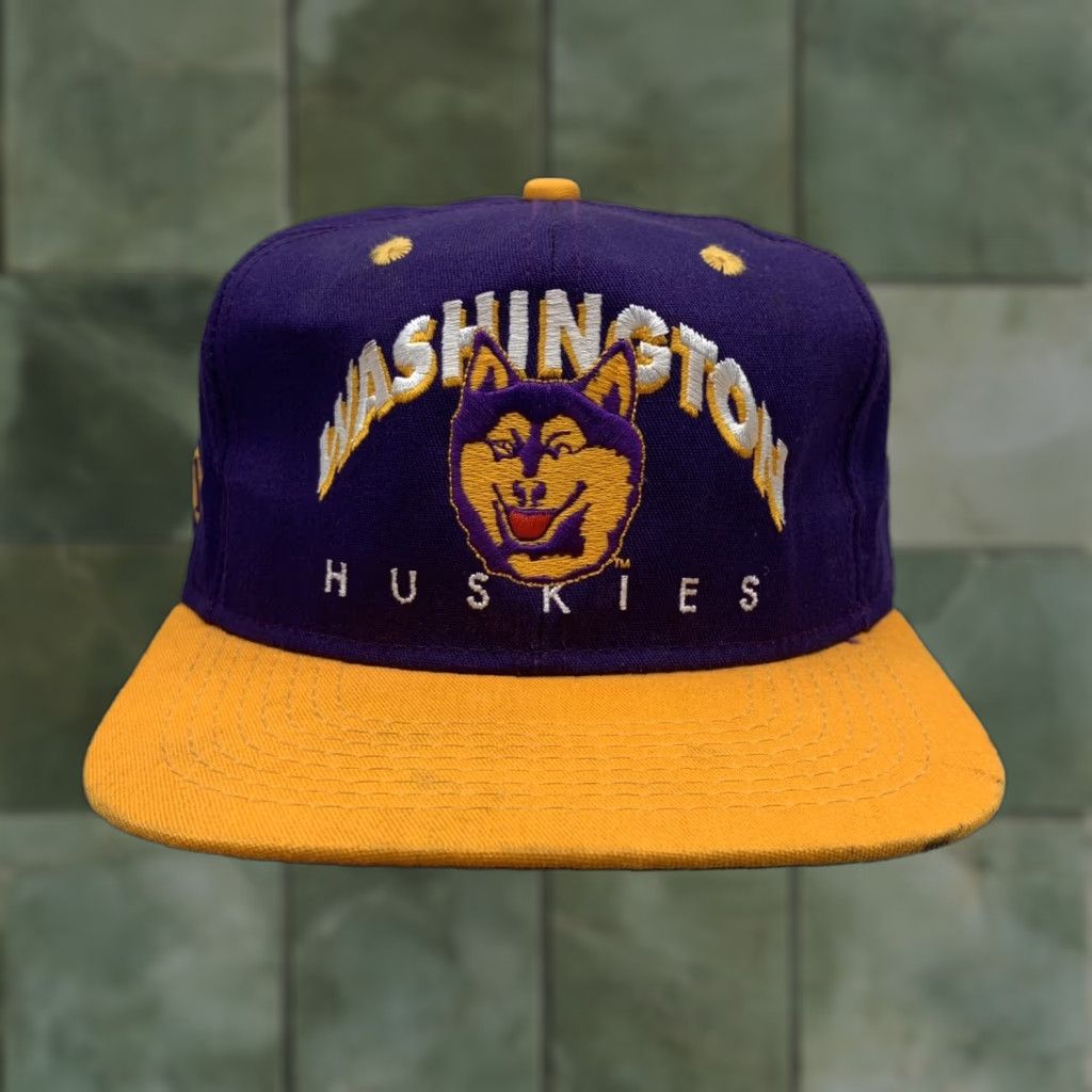 VTG #1 Apparel Washington Huskies Snapback Hat Mens Adjustable Purple USA 80s 90s Sports Logo Shadow Arch Back Spell Out USA Hat