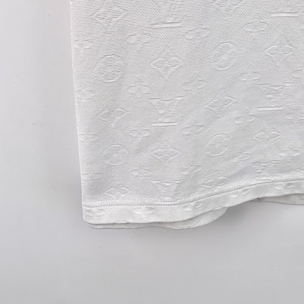Louis Vuitton Louis Vuitton white Logo Full Print T-Shirt Size US XL / EU 56 / 4 - 4 Thumbnail
