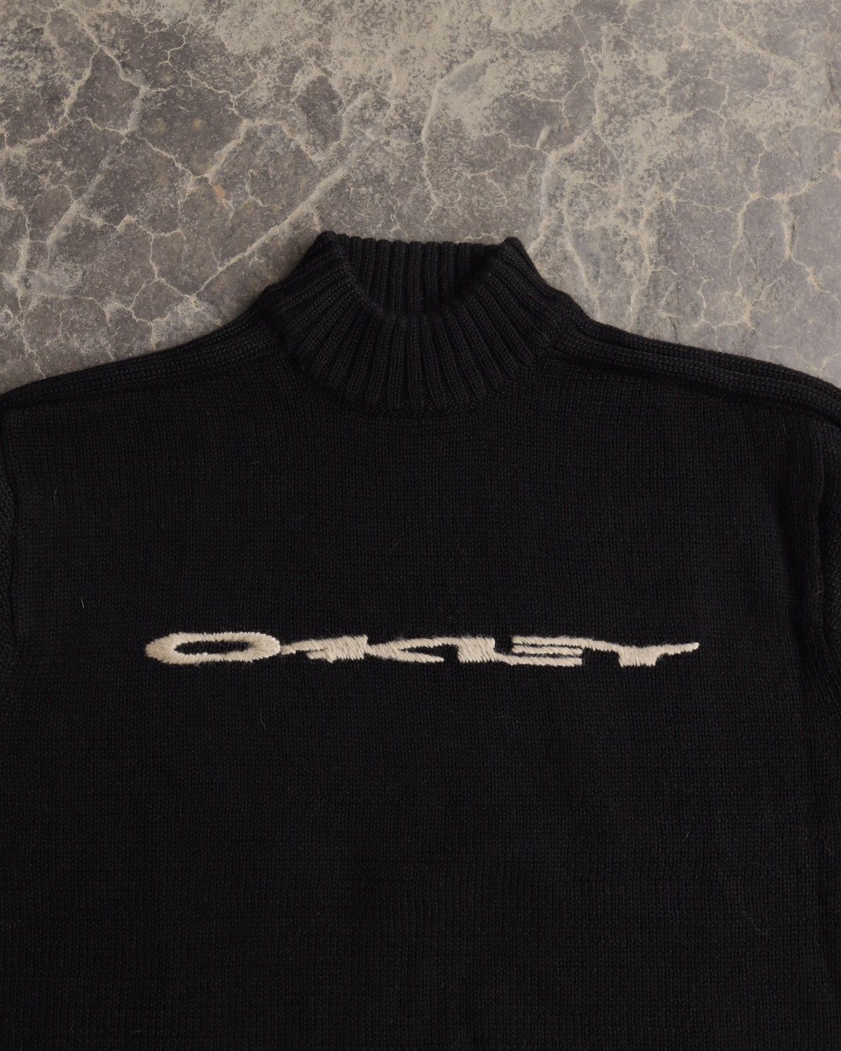 Oakley Vintage Oakley Software Y2K 90s 00s Oakley O Black Crewneck Size US M / EU 48-50 / 2 - 2 Thumbnail
