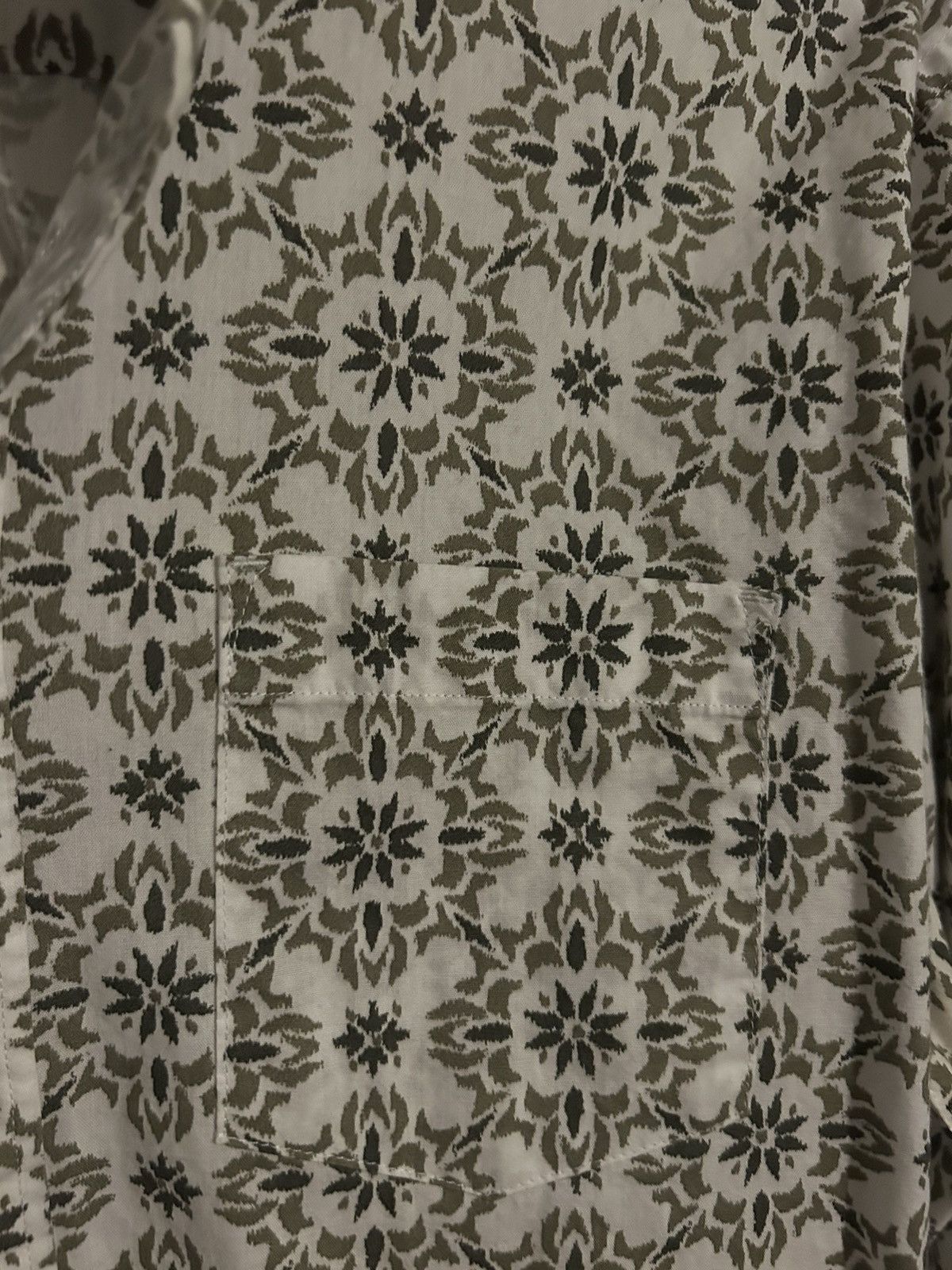 Express Express white and green floral button down Size US M / EU 48-50 / 2 - 3 Thumbnail