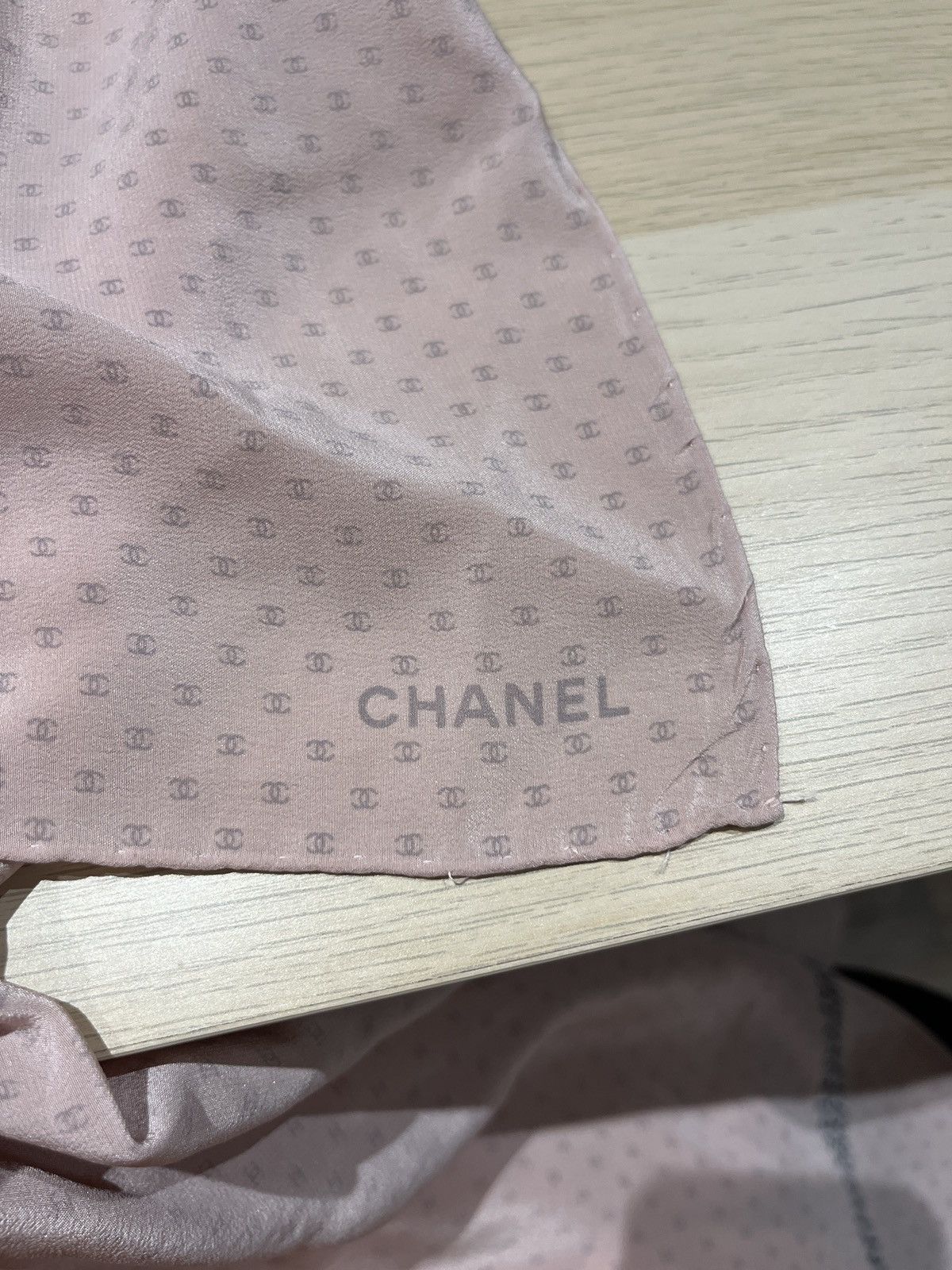 Chanel × Vintage Vintage Chanel silk scarf monogram shiny pearls brooch logo Size ONE SIZE - 18 Thumbnail