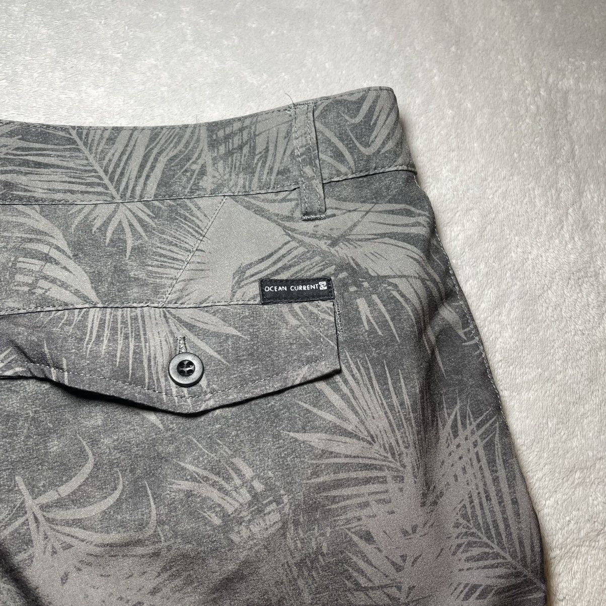 Ocean Current Ocean Current Men Hybrid Shorts Size 36 Gray Palm Leaf Print Size US 36 / EU 52 - 4 Thumbnail