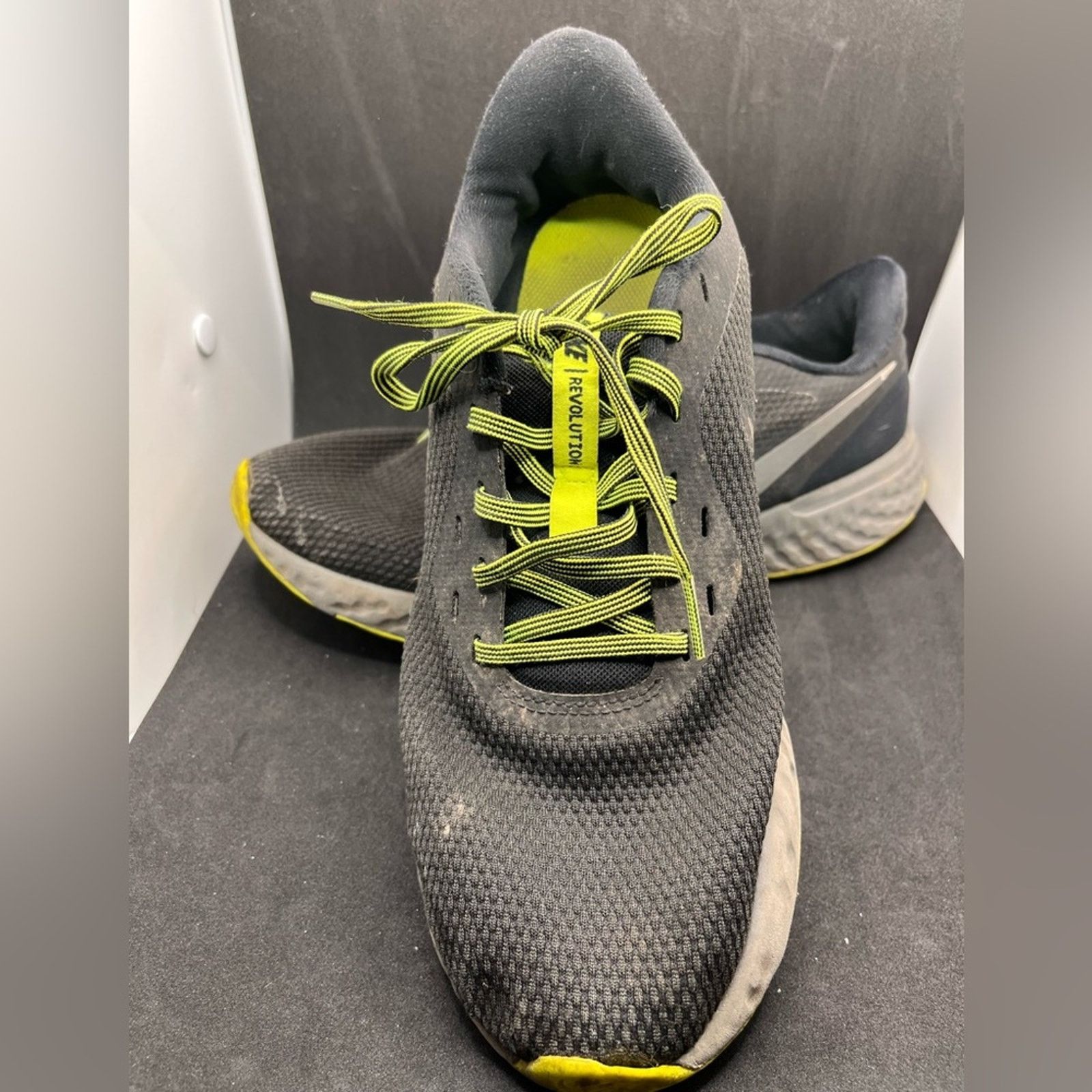 Nike Men’s Nike Revolution 5 black volt running shoes size 8 Size US 8 / EU 41 - 8 Thumbnail