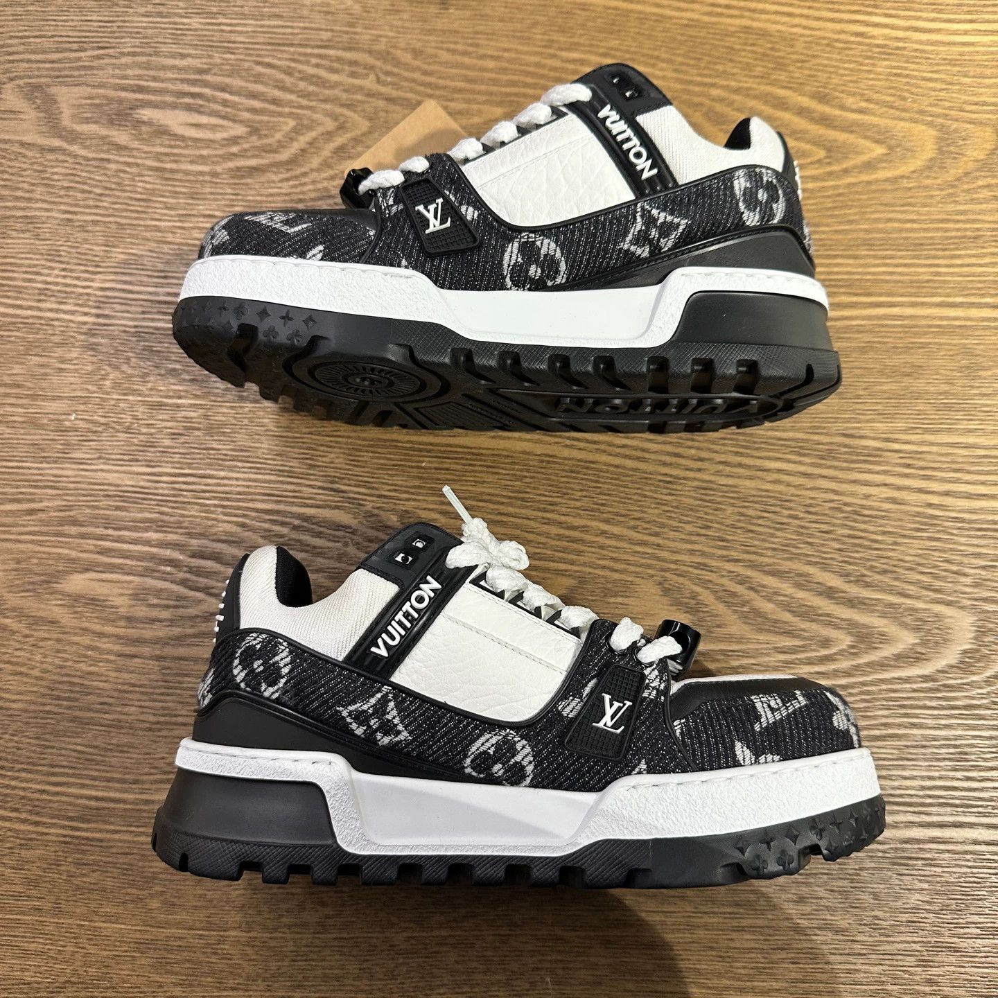 Louis Vuitton LV mar135 Trainer puffy embossed print sneaker 37.5 Size US 7 / IT 37 - 4 Thumbnail
