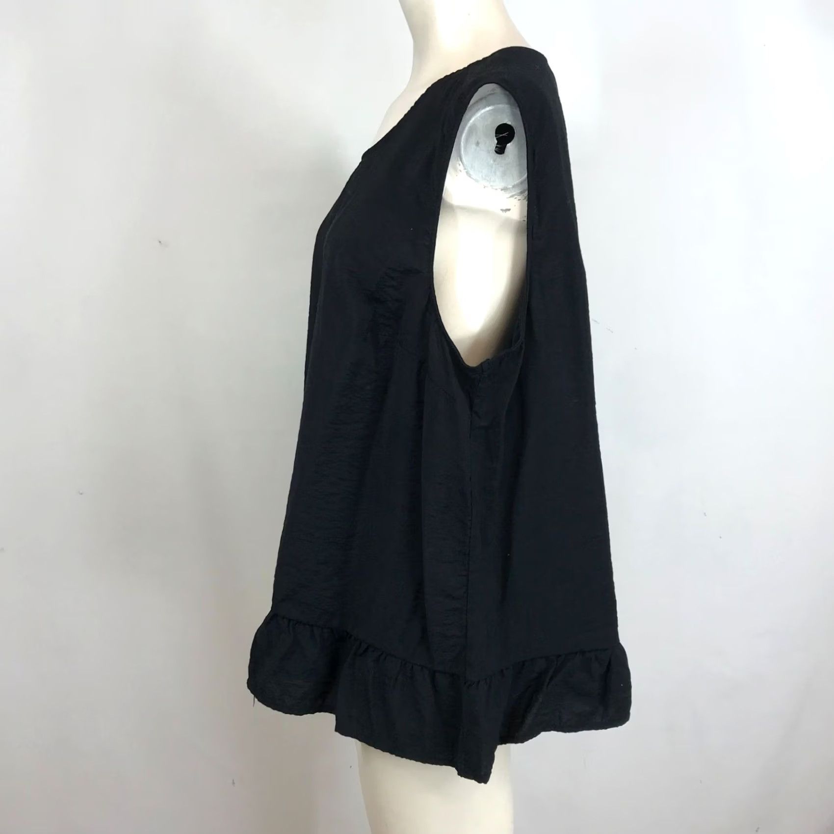 Torrid Torrid Black Round Neck Rayon Blend Ruffle Top Womens Size 1 Size XS / US 0-2 / IT 36-38 - 6 Thumbnail