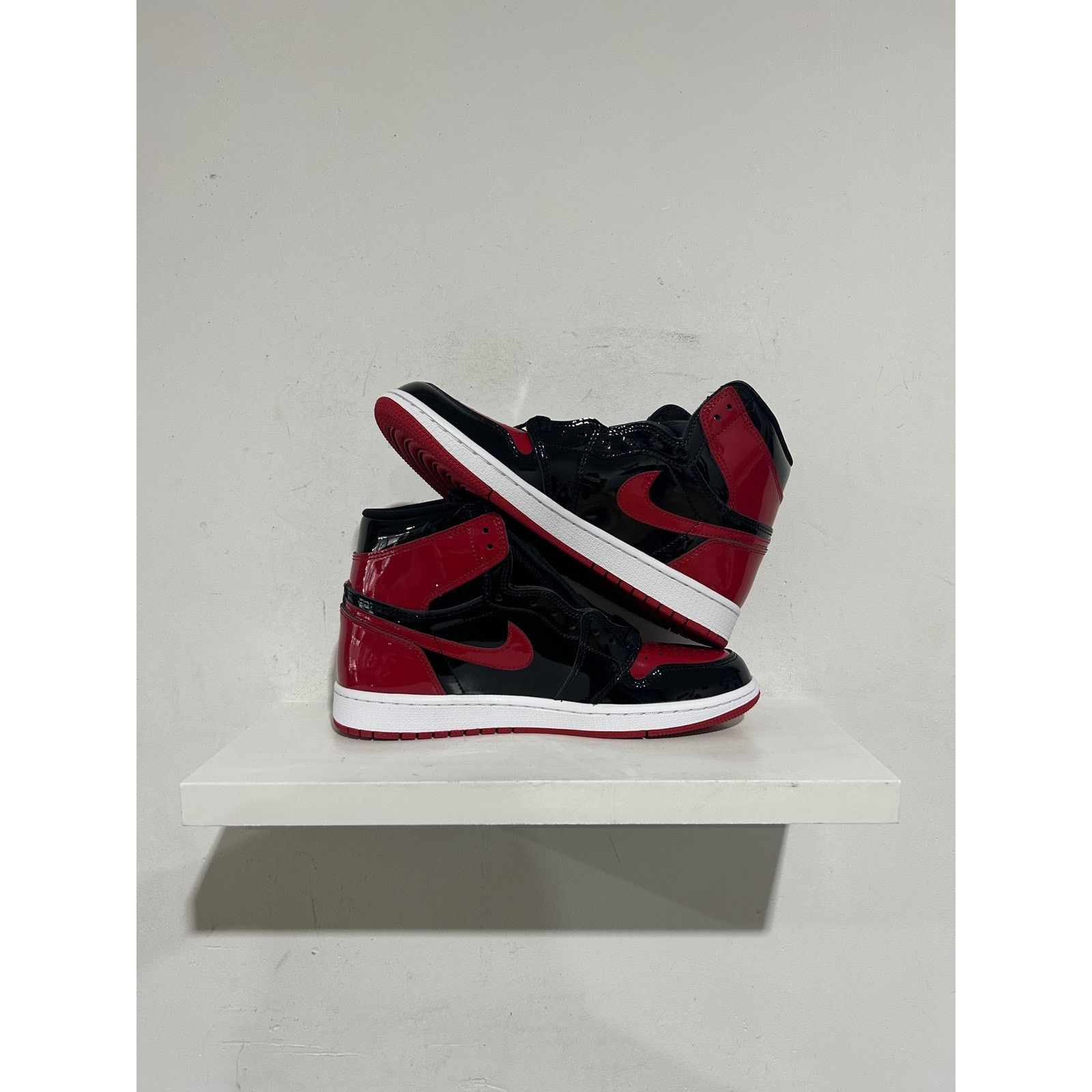 Nike JORDAN 1 RETRO HIGH PATENT BRED SIZE 9 NEW Size US 9 / EU 42 - 2 Thumbnail