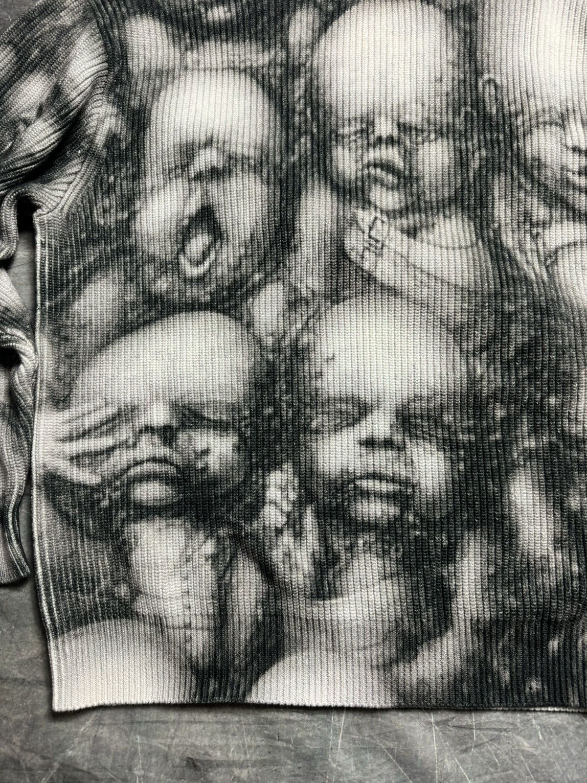 Supreme Supreme H.R. Giger Sweater Size US L / EU 52-54 / 3 - 4 Thumbnail