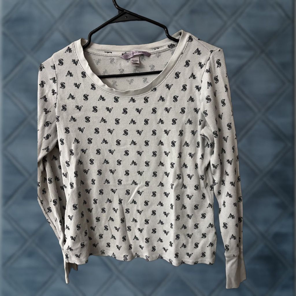 Victoria's Secret Victoria's Secret Shirt Womens XS Gray Long Sleeve Top Lounge All Over Logo Pullover Knit Polyester T-Shirt Casual Basic Love 4 Seasons Size XS / US 0-2 / IT 36-38 - 1 Thumbnail