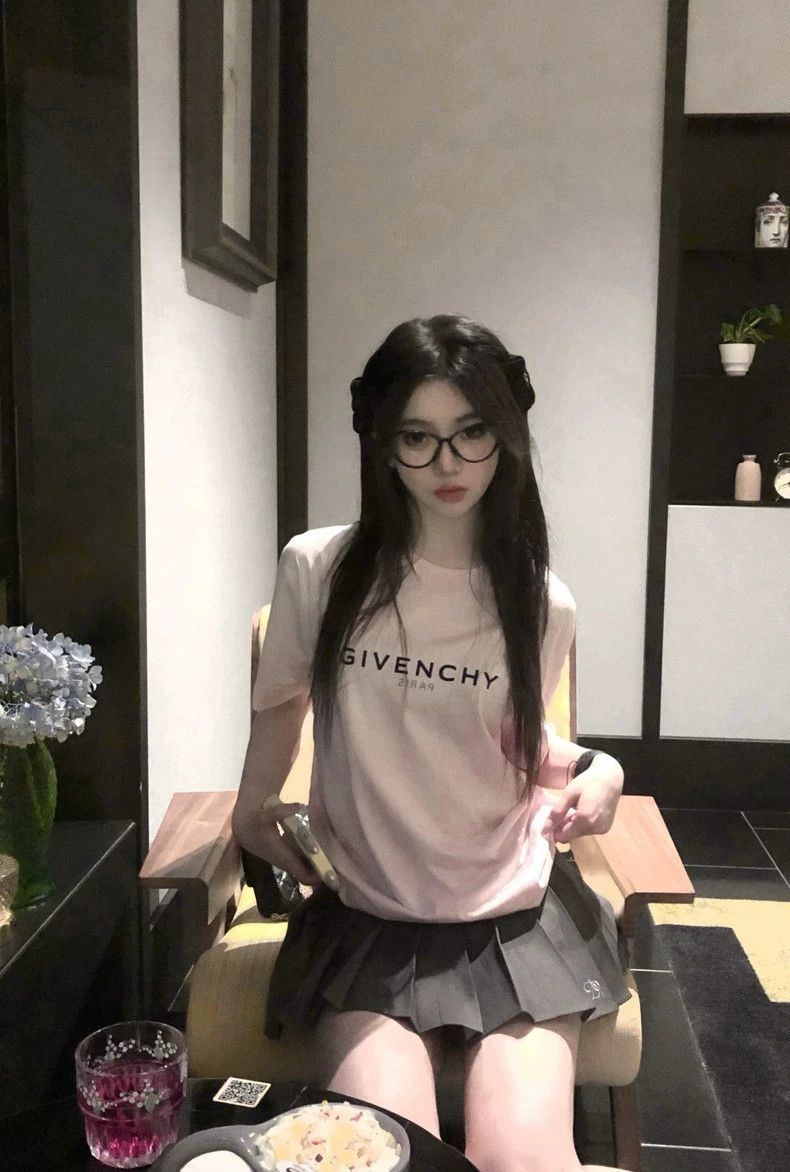 Givenchy Givenchy Classic short-sleeved T-shirt with cracked letter Size US S / EU 44-46 / 1 - 7 Thumbnail