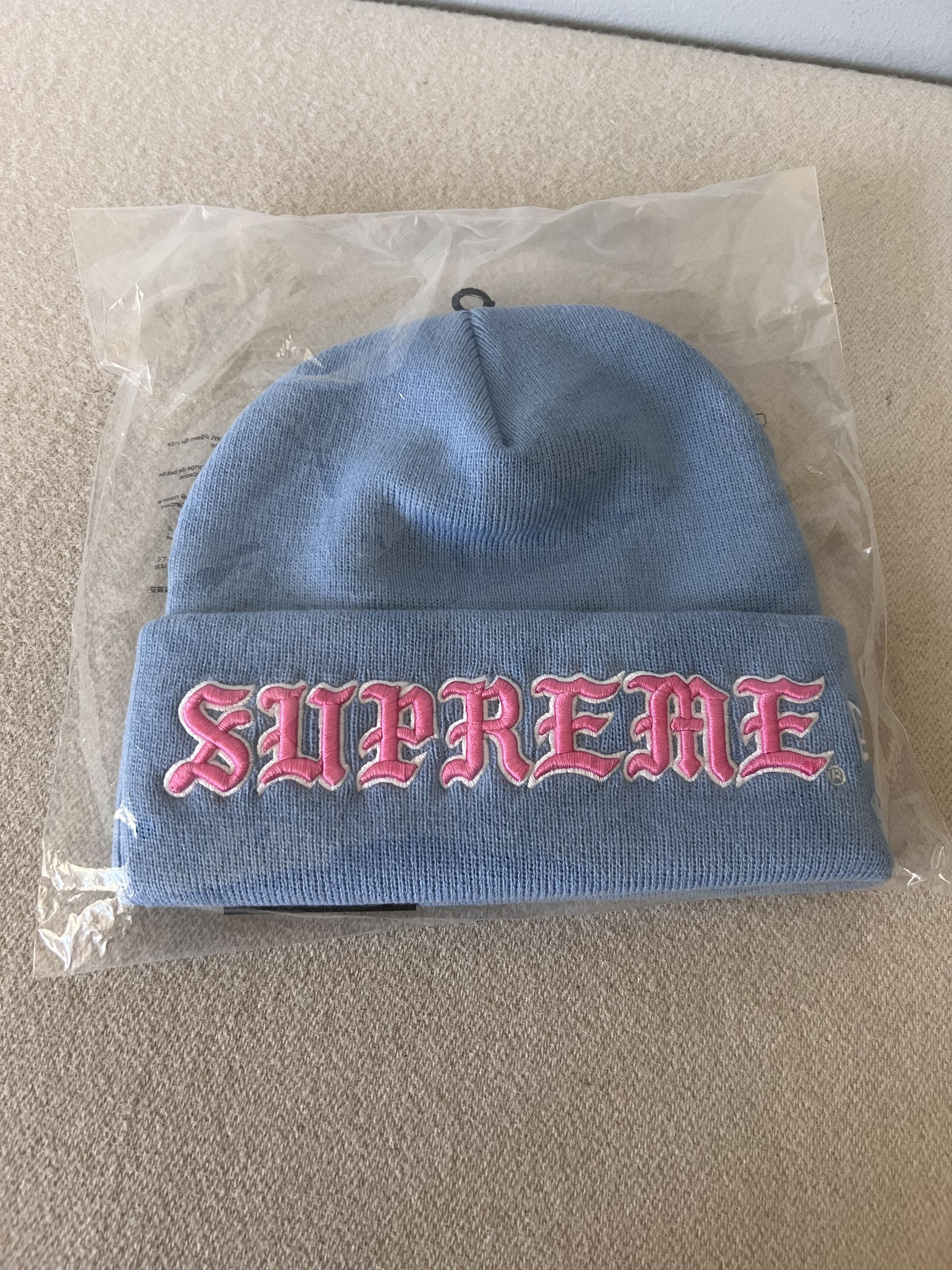 New Era × Supreme Supreme New Era Old English Beanie in Light Blue Size ONE SIZE - 2 Thumbnail