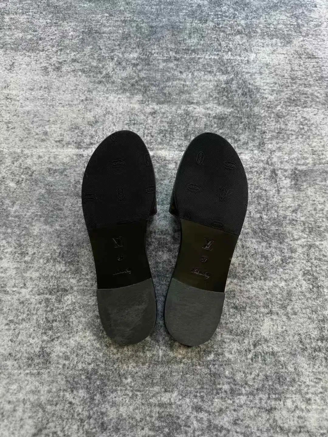 Louis Vuitton Louis Vuitton Dauphine Gold Buckle Flat Slippers. Size US 6 / IT 36 - 6 Thumbnail